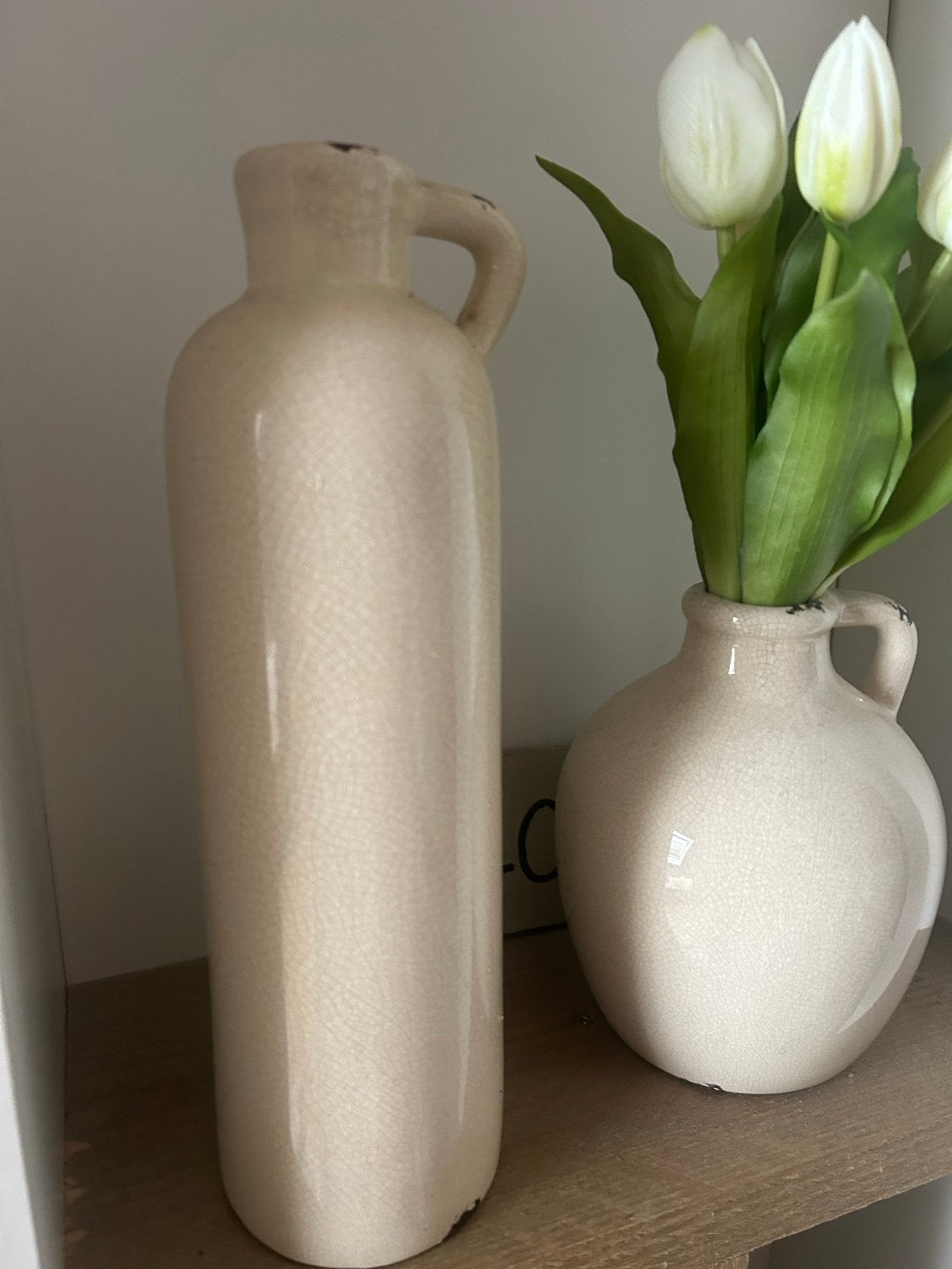 Vaas en kannetje met kunst tulp, Gebruikt, Beige, Inclusief decoratie, Ophalen of Verzenden