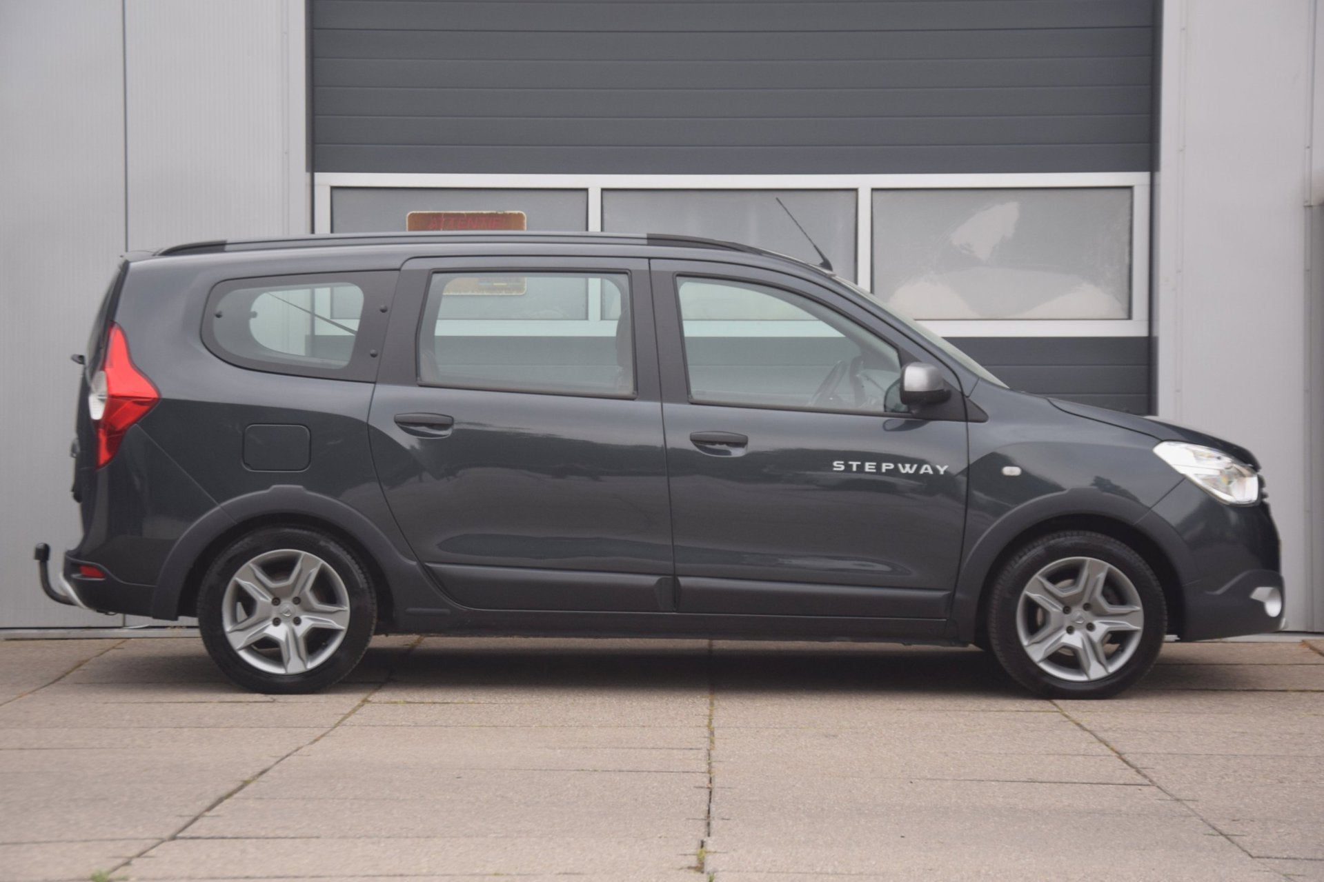 Dacia Lodgy 1.3 TCe Stepway 7p LEDEREN BEKLEDING/TREKHAAK/CA, Auto's, Voorwielaandrijving, Dealer onderhouden, Gebruikt, Euro 6