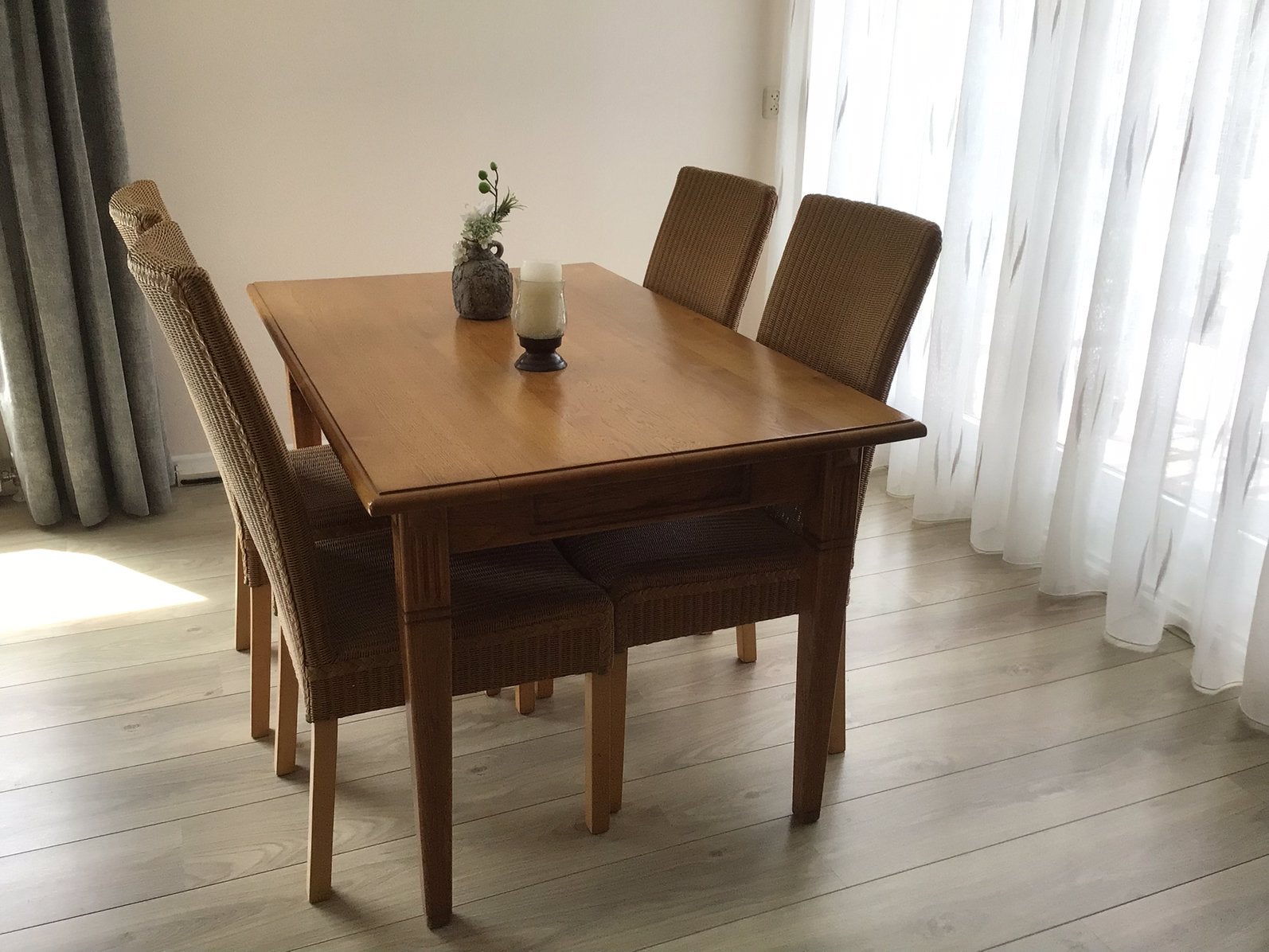 Eiken eetkamertafel met 4 rotan stoelen, Ophalen, Gebruikt, Landelijk, 4 tot 6 stoelen