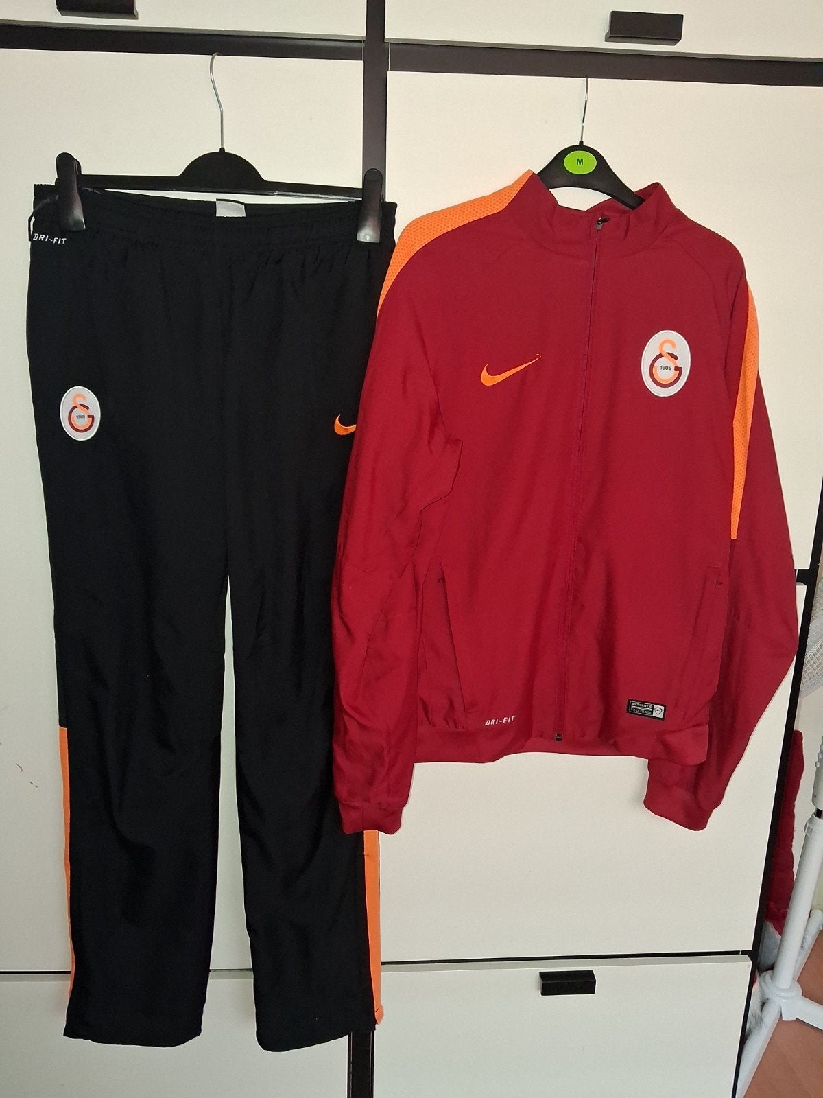 Galatasaray Heren Trainingspak Maat M Rood Zwart, Kleding | Heren, Maat 48/50 (M), Galatasaray, Ophalen of Verzenden, Zo goed als nieuw