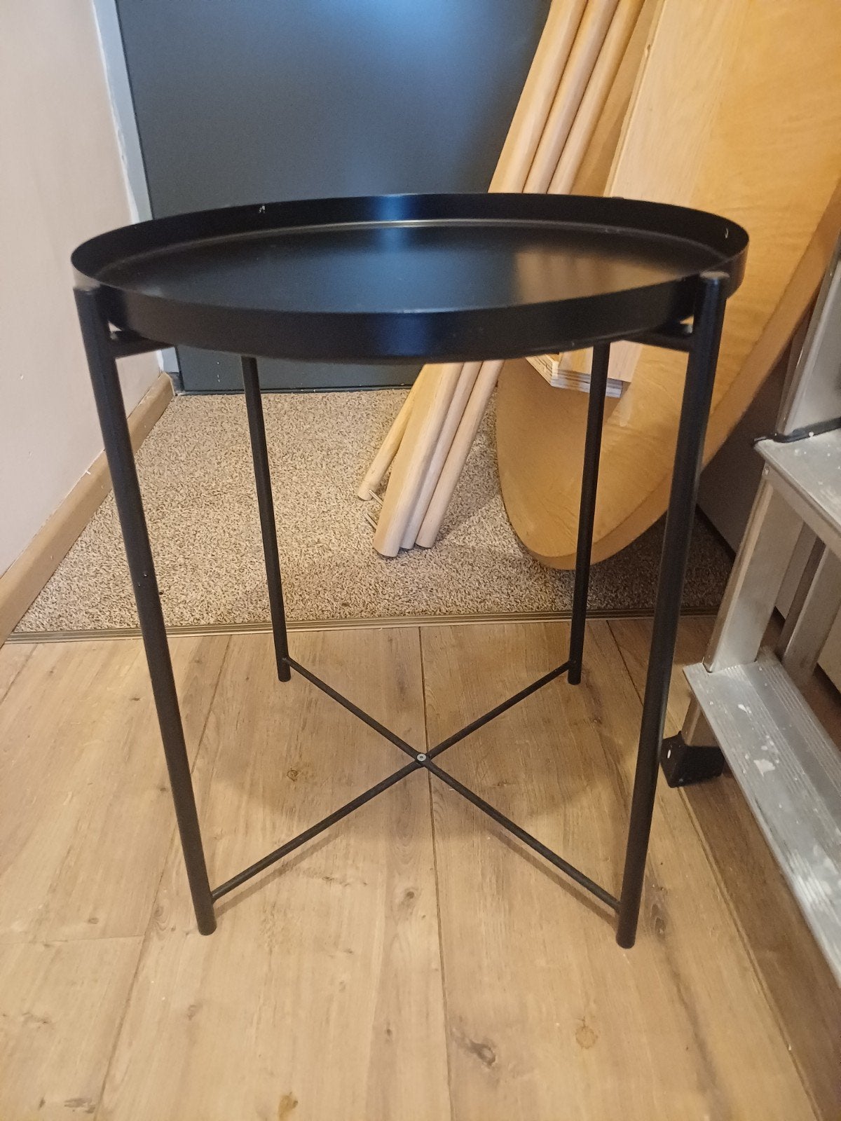 Zwart bijzettafeltje - Rond metalen tafeltje (ikea), Minder dan 55 cm, Gebruikt, Metaal of Aluminium, Rond