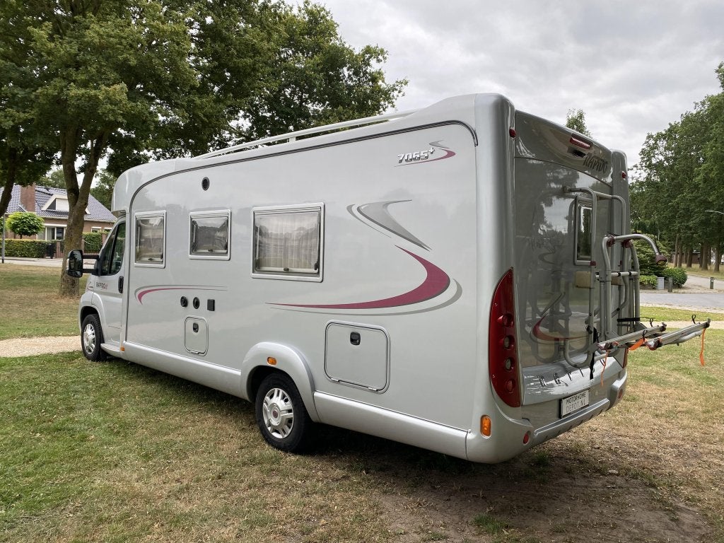 Rapido 7065+F Enkele Bedden Dakairco Luxe Compleet 63.500 Km, Fiat, 7 tot 8 meter, Rapido, Kluisje