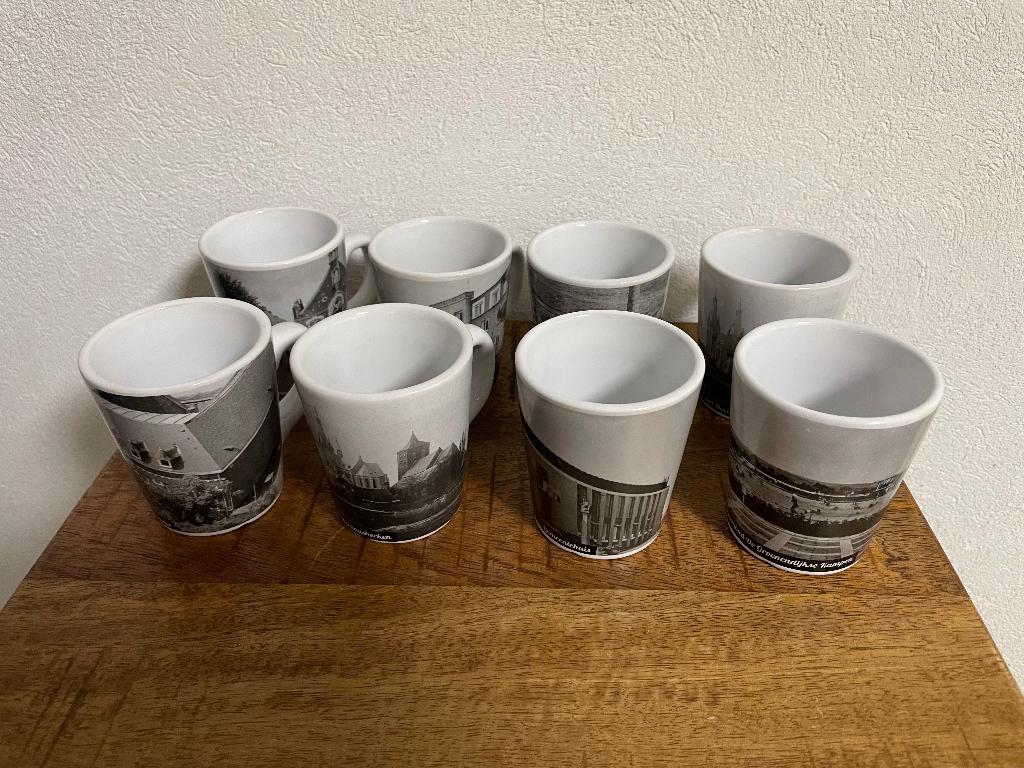 Verzameling 8 bedrukte foto koffie mokken uit Cuijk, Huis en Inrichting, Keuken | Servies, Nieuw, Kop(pen) en/of Schotel(s), Overige stijlen