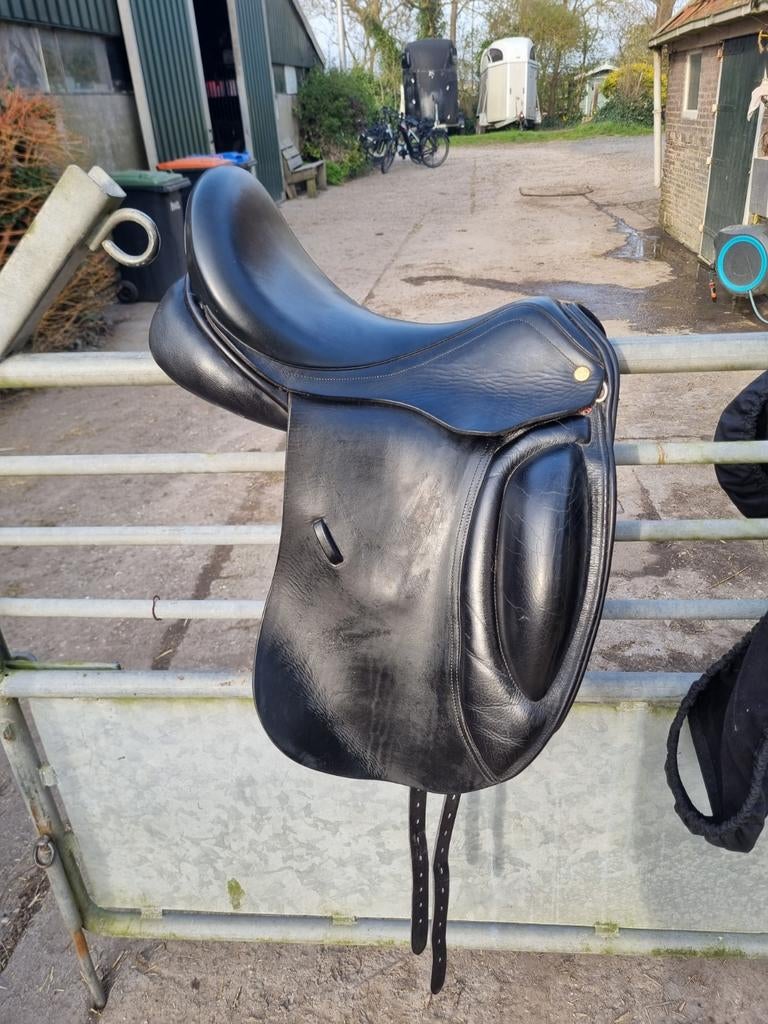 DIT WEEKEND WEG = €850 KM dressuurzadel 18 inch, Dieren en Toebehoren, Ophalen of Verzenden, Zo goed als nieuw, Dressuur