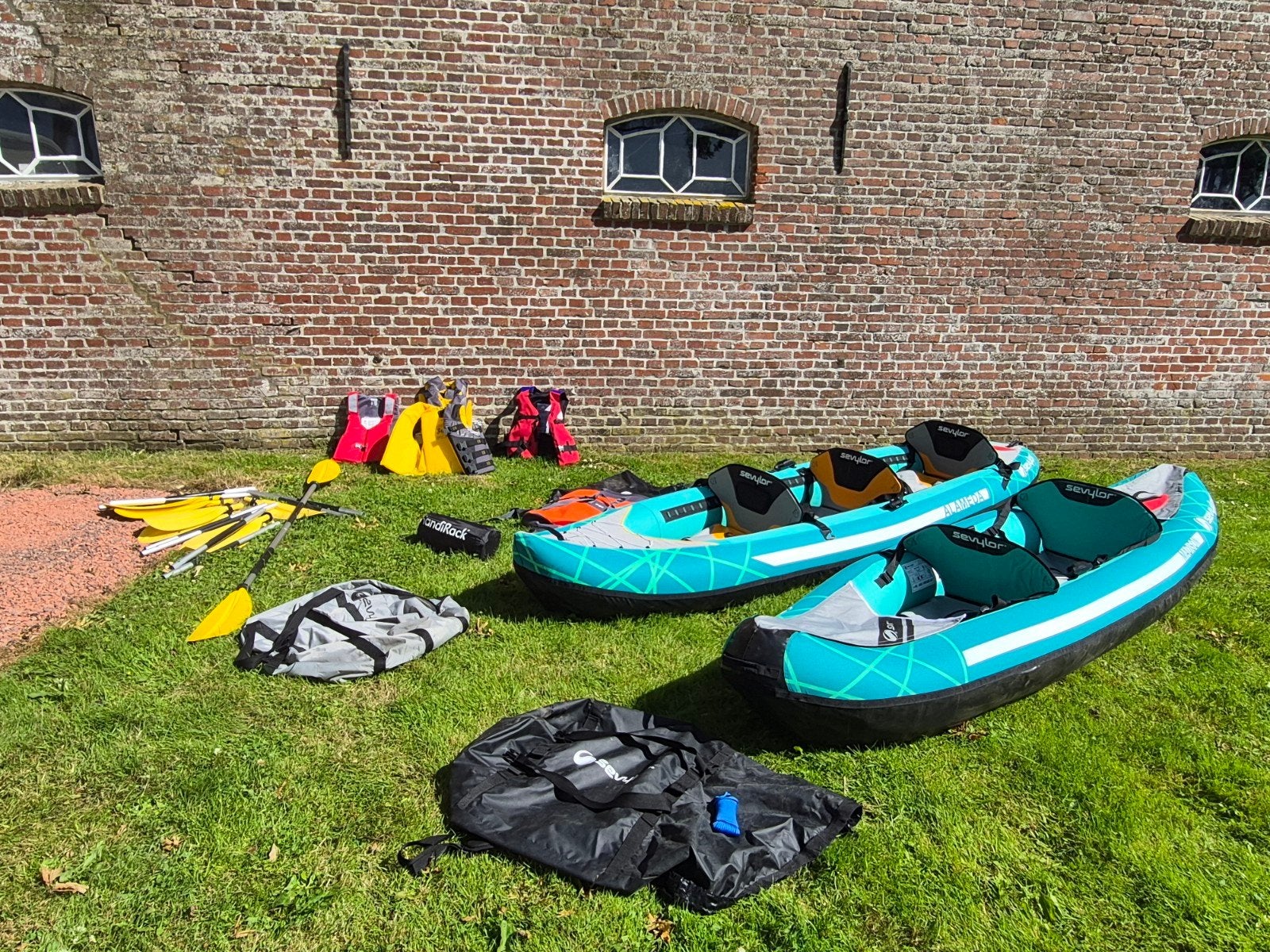 2 Sevylor kajaks, 5 pers met peddels, zwemvesten, dakdragers, Watersport en Boten, Ophalen, Opblaasbaar, Zo goed als nieuw, 3-persoons of meer