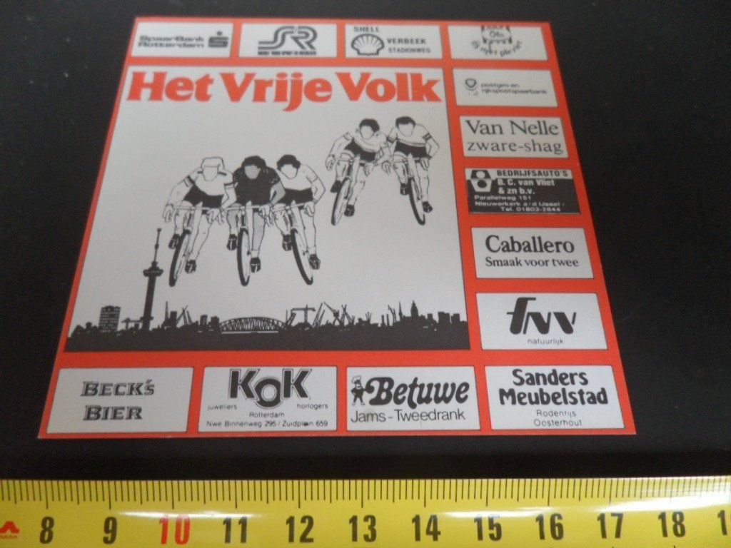 sticker Het Vrije Volk  Shel Verbeek Ola Betuwe  FIETS, Ophalen of Verzenden, Zo goed als nieuw
