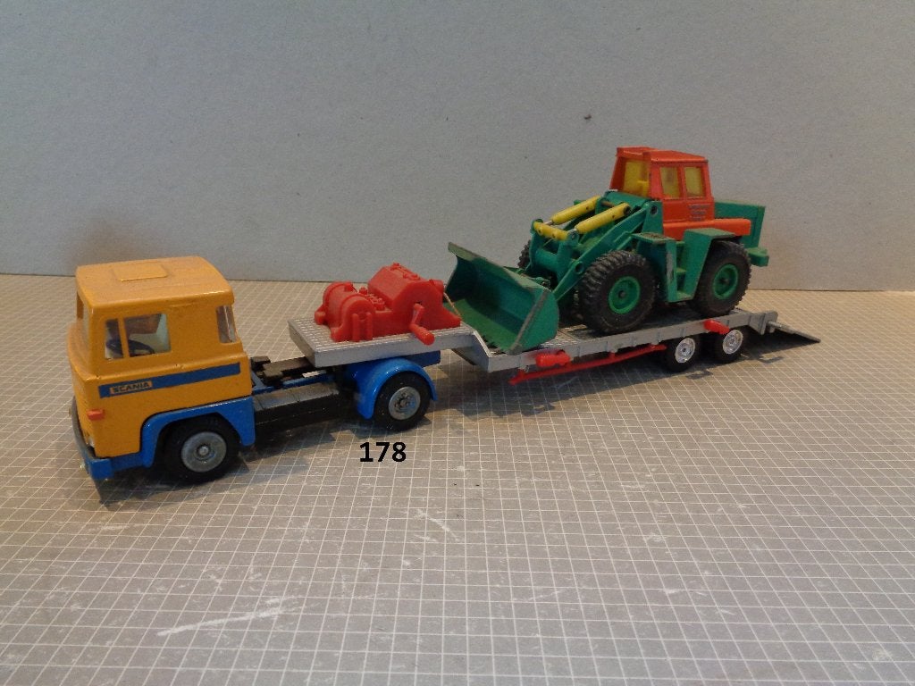 tekno/lesney/siku scania met dieplader en shovel, Hobby en Vrije tijd, Modelauto's | 1:50, Ophalen of Verzenden, Zo goed als nieuw