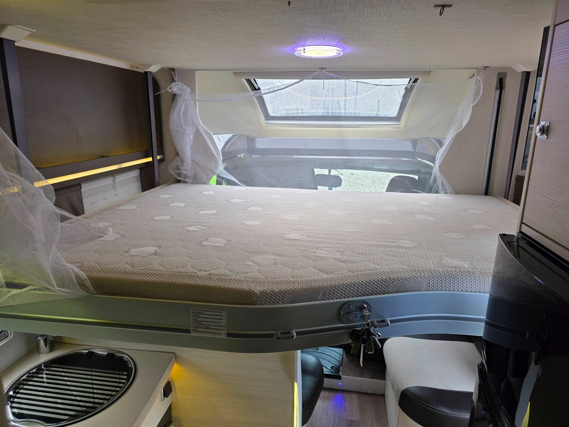 Challenger 398 XLB Queensbed/hefbed fietsendrager, Caravans en Kamperen, Bedrijf, Half-integraal, Luifel, Handgeschakeld