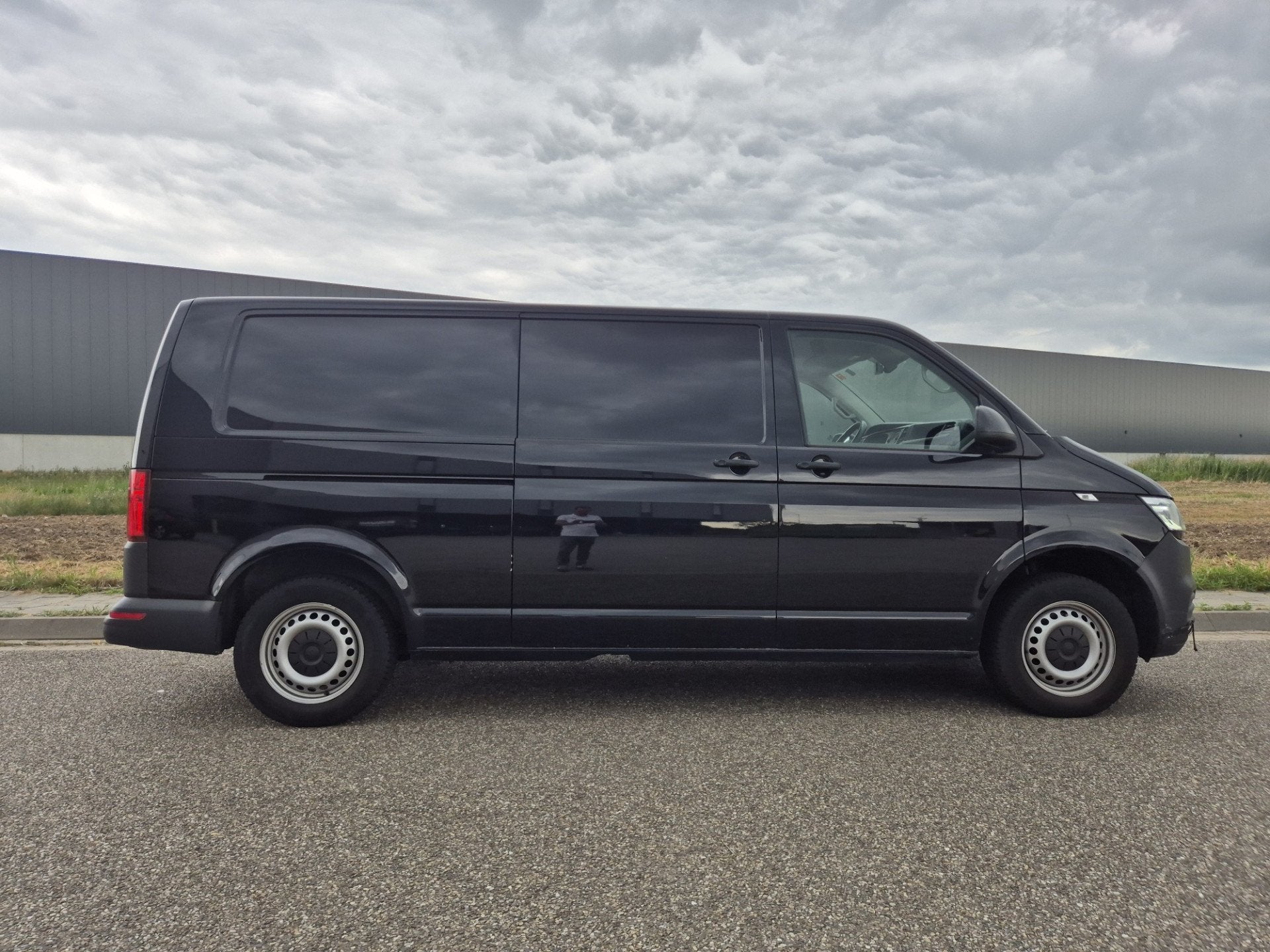 Volkswagen Transporter 2.0 TDI L2H1 Automaat 3 persoons / ac, Auto's, Bestelauto's, Gebruikt, Zwart, 4 cilinders, 150 pk