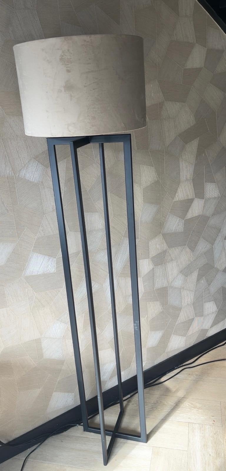 Moderne staande lamp met stoffen kap, Ophalen, E27 (groot), Zo goed als nieuw, Metaal
