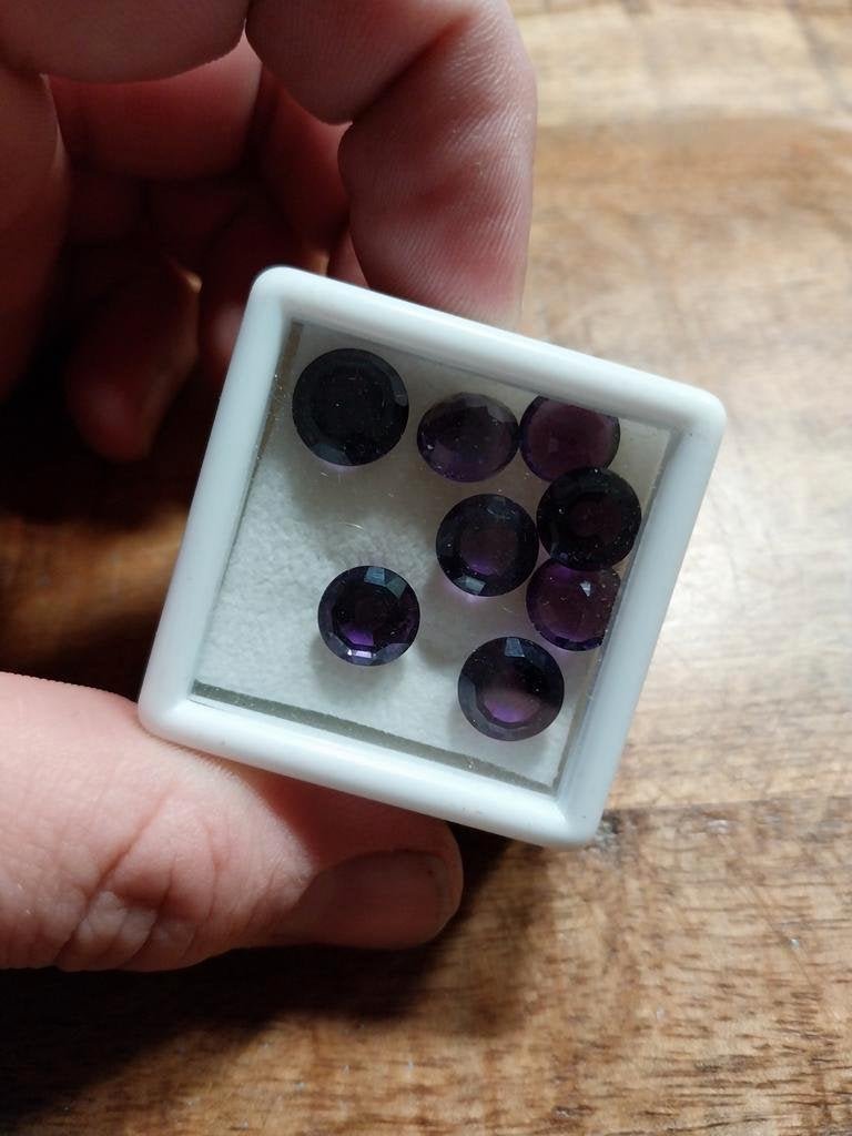 Donker paarse facet geslepen amethist, Sieraden, Tassen en Uiterlijk, Edelstenen, Ophalen of Verzenden, Zo goed als nieuw