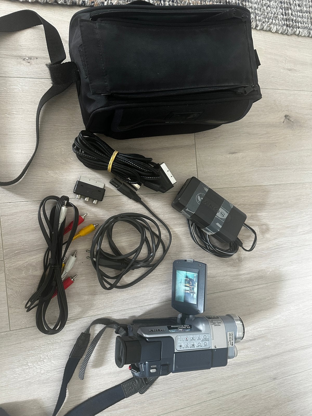Sony Digital Handycam DCR-TRV14E met accessoires, Audio, Tv en Foto, Videocamera's Digitaal, Overige soorten, Ophalen of Verzenden