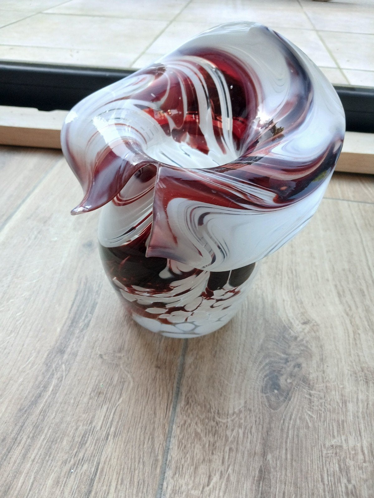 Murano glas vaas zie foto rood met wit doorzichtig kunstglas, Ophalen of Verzenden, Rood, Glas