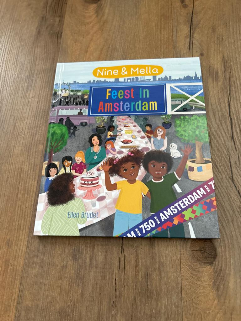 Nine & Mella: Feest in Amsterdam - Kinderboek, Ophalen of Verzenden, Zo goed als nieuw, Fictie algemeen