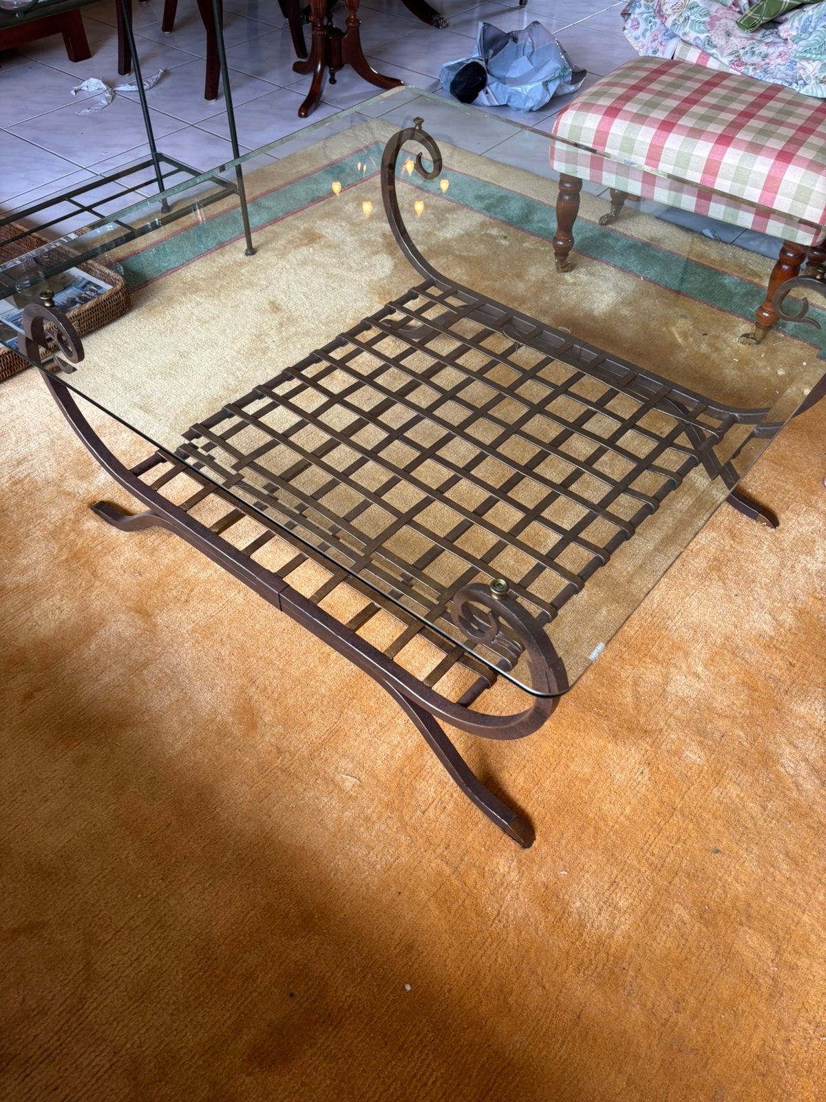 Smeedijzeren salontafel met glazen blad en lectuurrooster, Ophalen