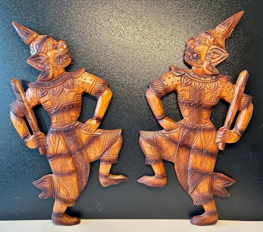 Set van 2 handgesneden houten Thaise tempelwachters, Antiek en Kunst, Ophalen of Verzenden, Handgemaakt, Wanddecoratie, 20 - 50 cm
