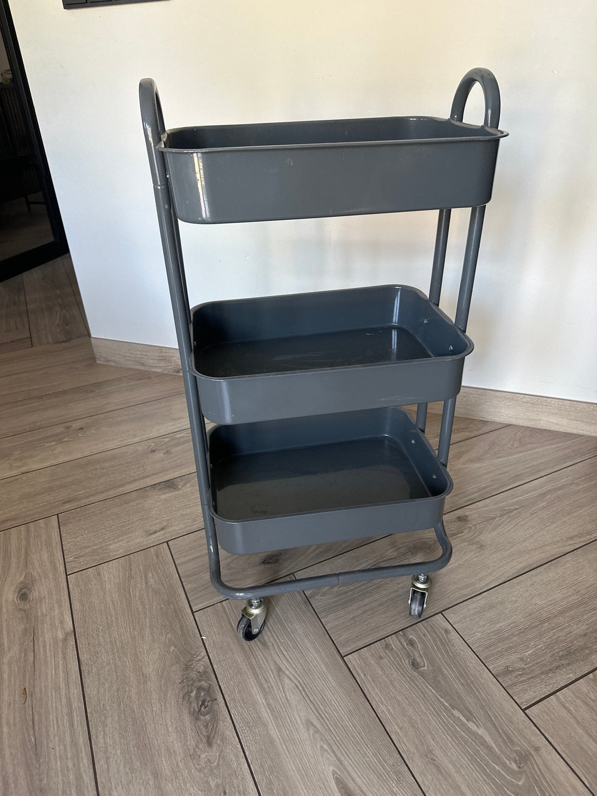 Grijze trolley met 3 niveaus en wielen, Ophalen of Verzenden, Gebruikt