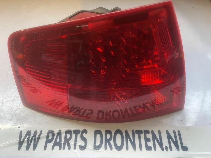 Achterlicht links van een Audi A8, Gebruikt, -, Verzenden, -
