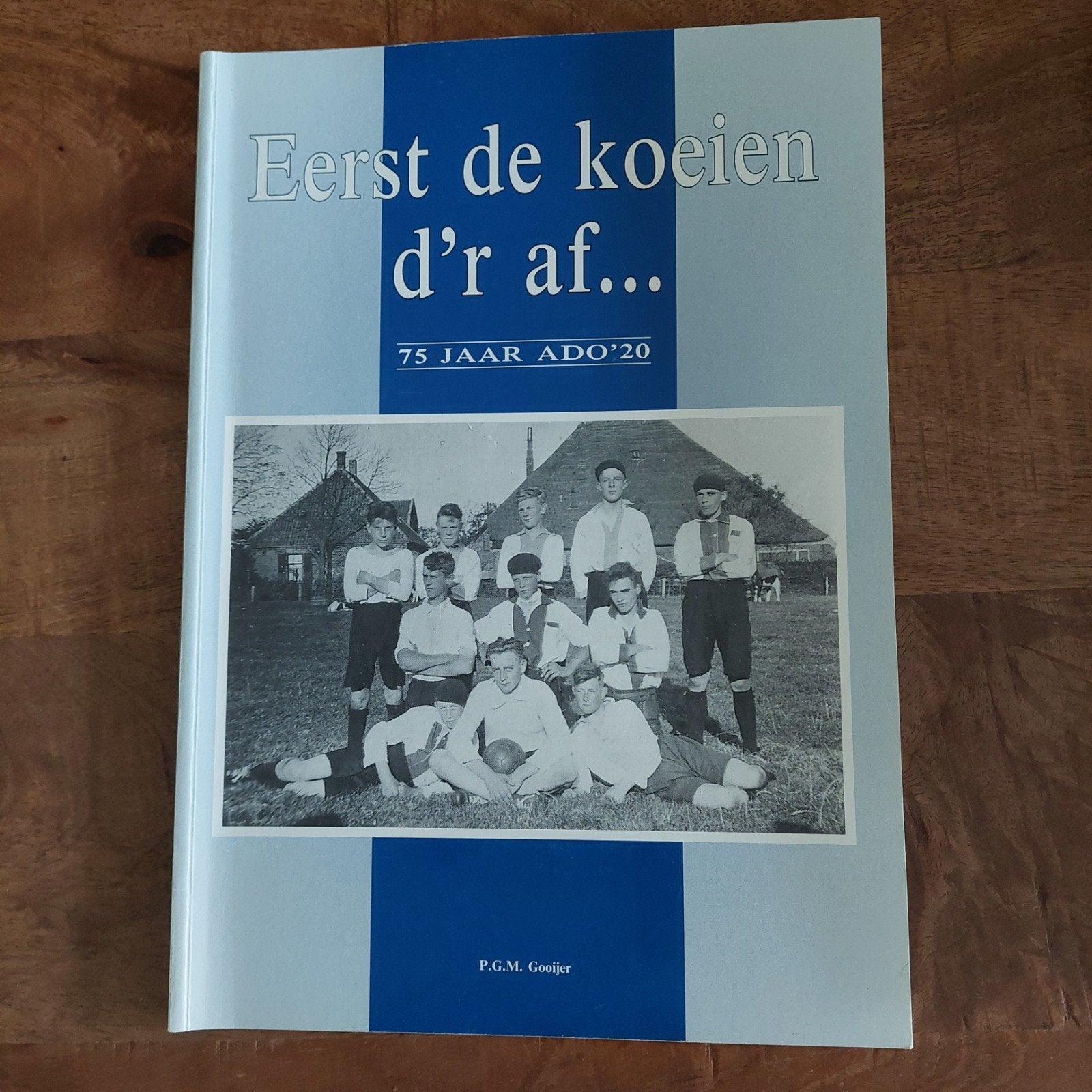 Eerst de koeien d'r af... 75 jaar ADO'20 - P.G.M. Gooijer, Ophalen of Verzenden, Zo goed als nieuw, P.G.M. Gooijer