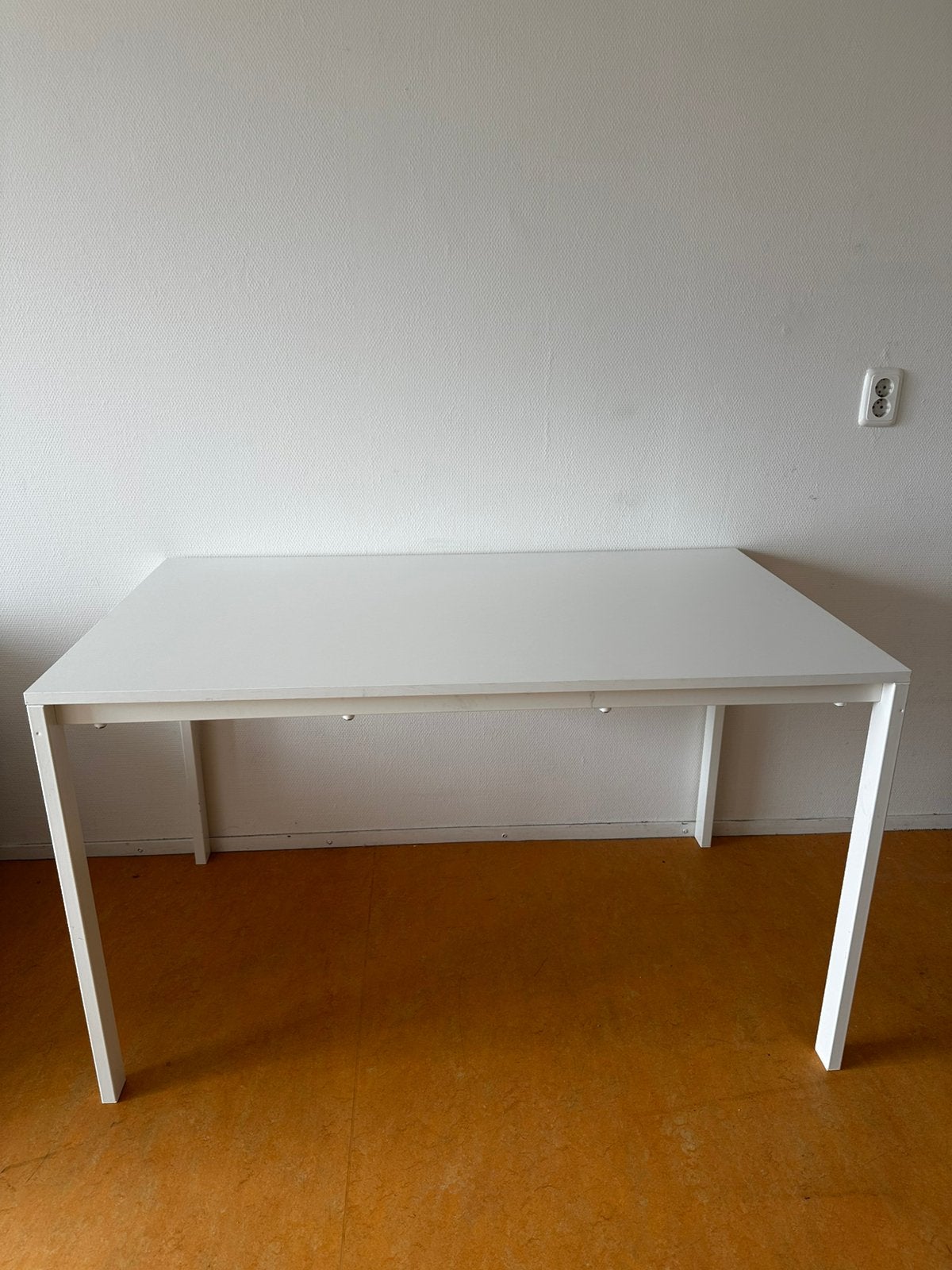 White dinner table from IKEA, Huis en Inrichting, Tafels | Statafels, Ophalen of Verzenden, Zo goed als nieuw