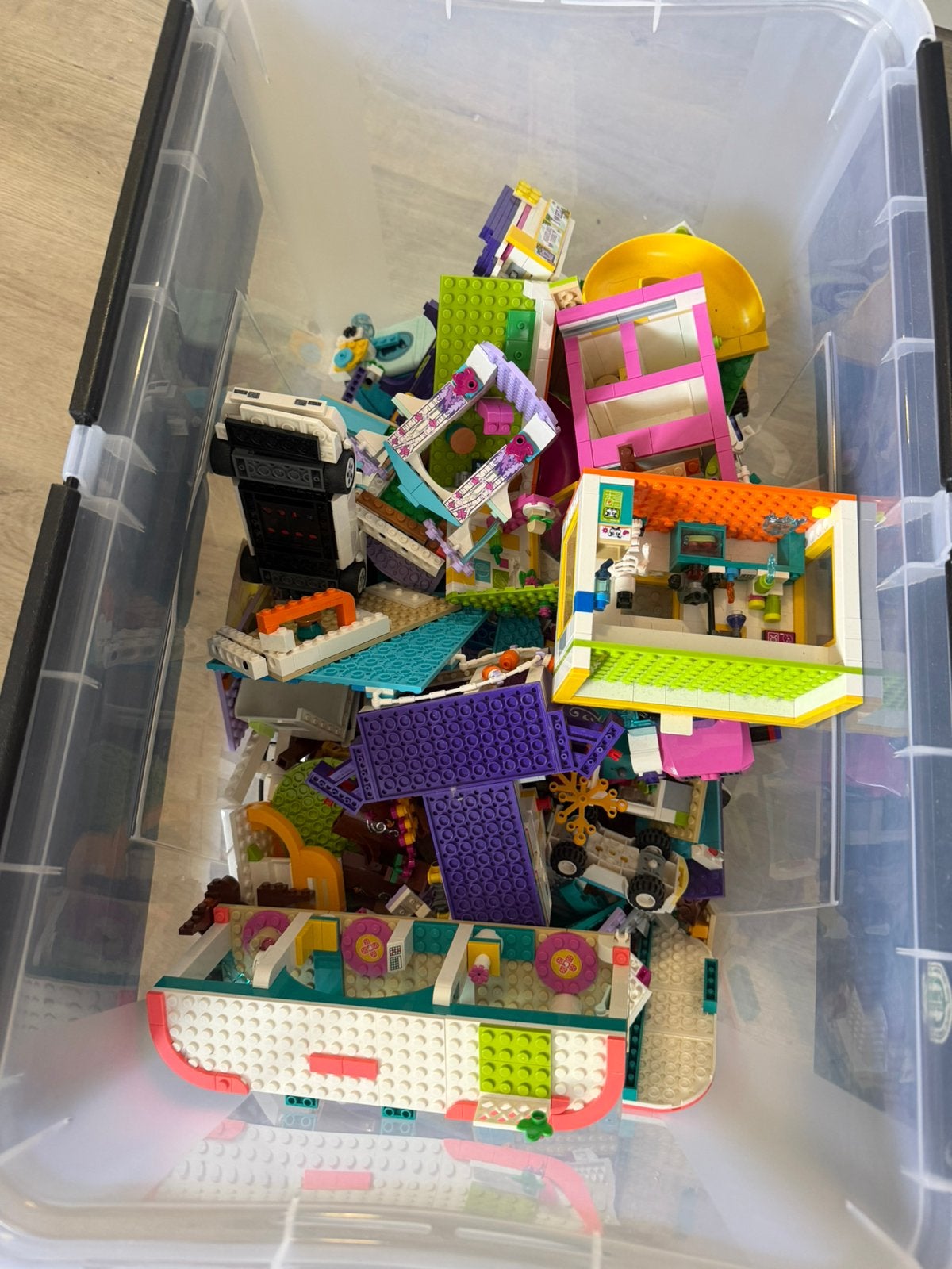 Bak met lego friends + elza kasteel, Ophalen, Zo goed als nieuw