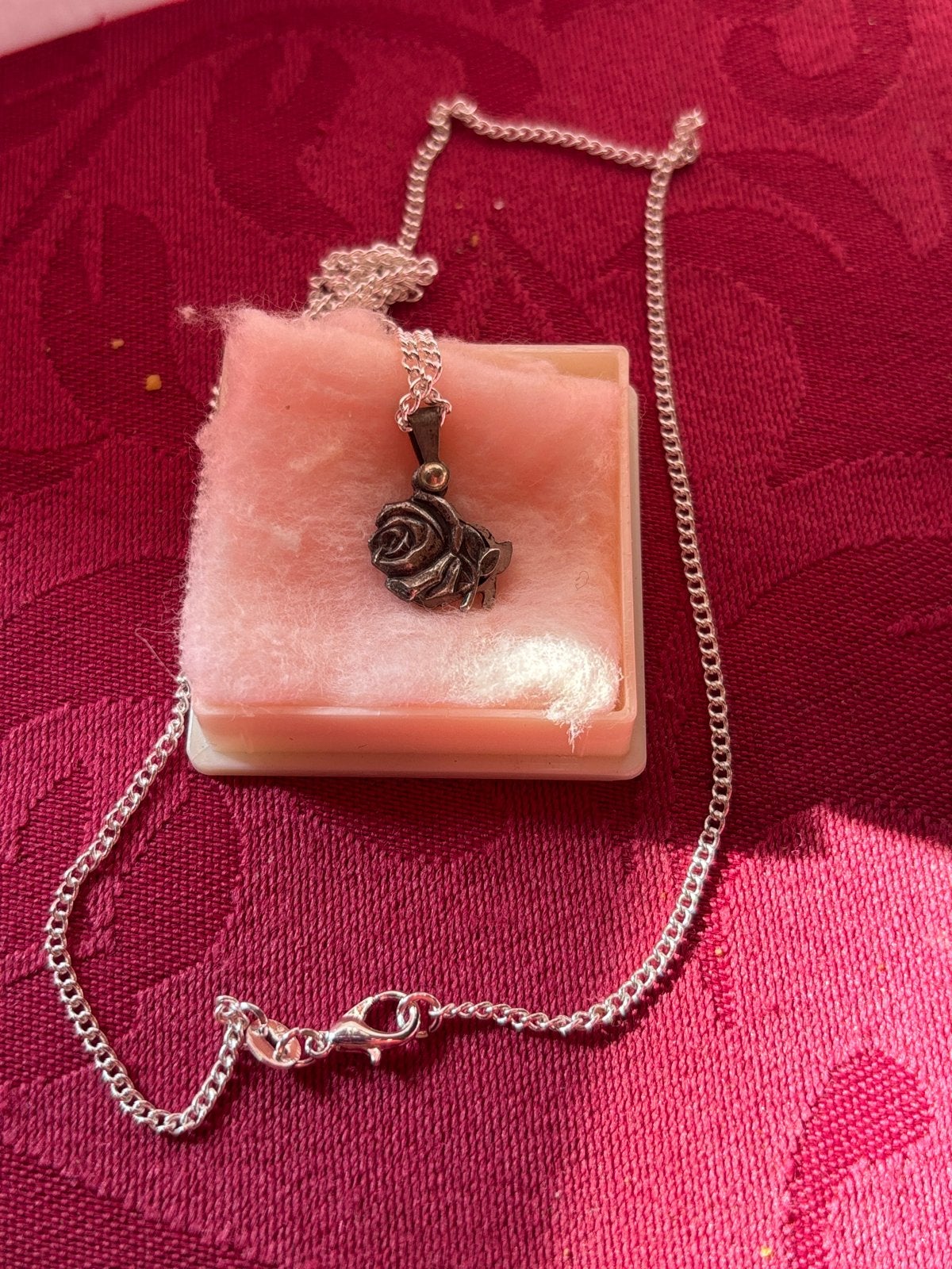 Zilverkleurige ketting met roos hanger  uniek jaren 30, Verzenden, Zo goed als nieuw, Zilver, Overige materialen