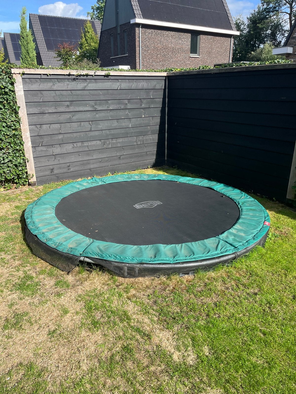 Berg inground Trampoline d:300 cm met nieuwe beschermrand, Ophalen, Gebruikt