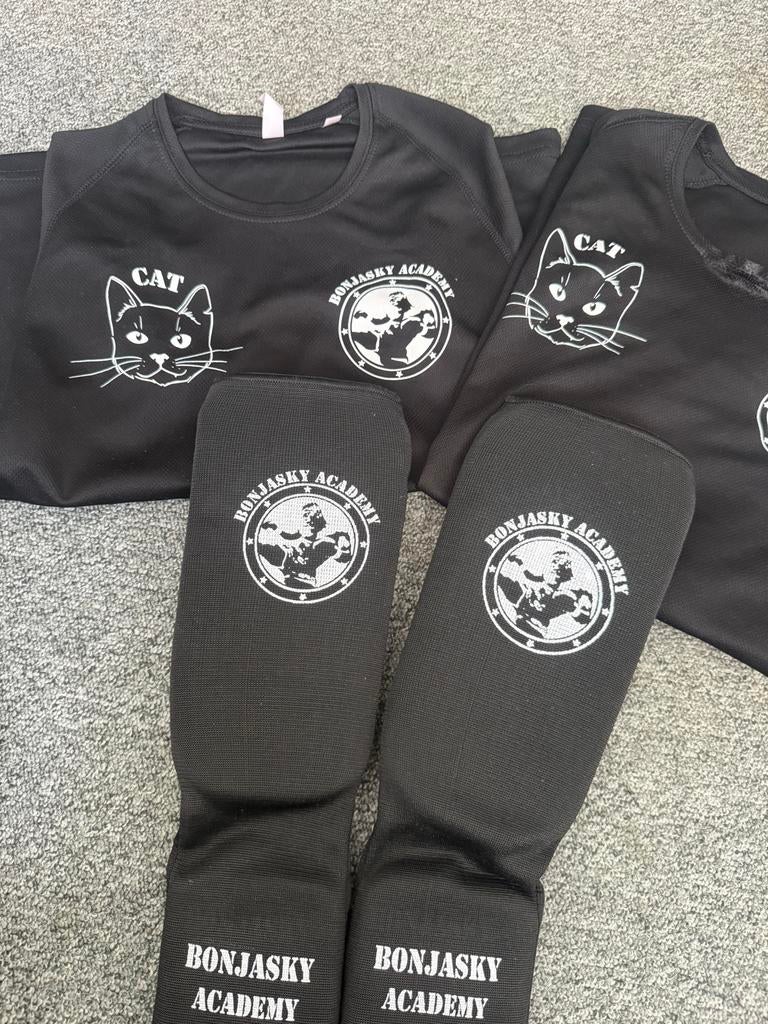 Bonjasky Academy Kickboks setje - shirts en scheenbeschermer, Maat XS of kleiner, Ophalen, Zo goed als nieuw, Overige