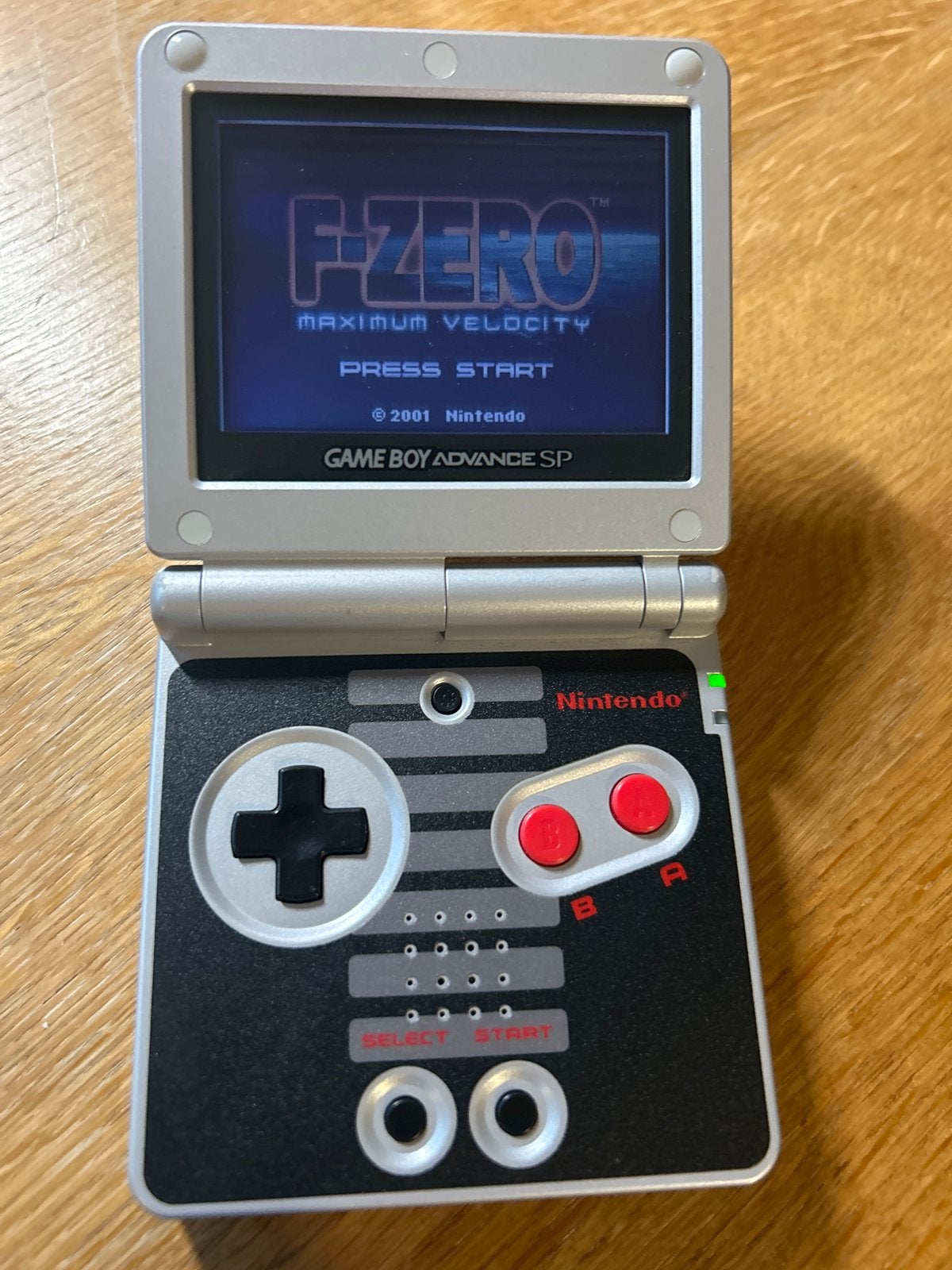 Game Boy Advance SP NES Edition AGS 001, Spelcomputers en Games, Gebruikt, 1 speler, Racen en Vliegen, Ophalen of Verzenden