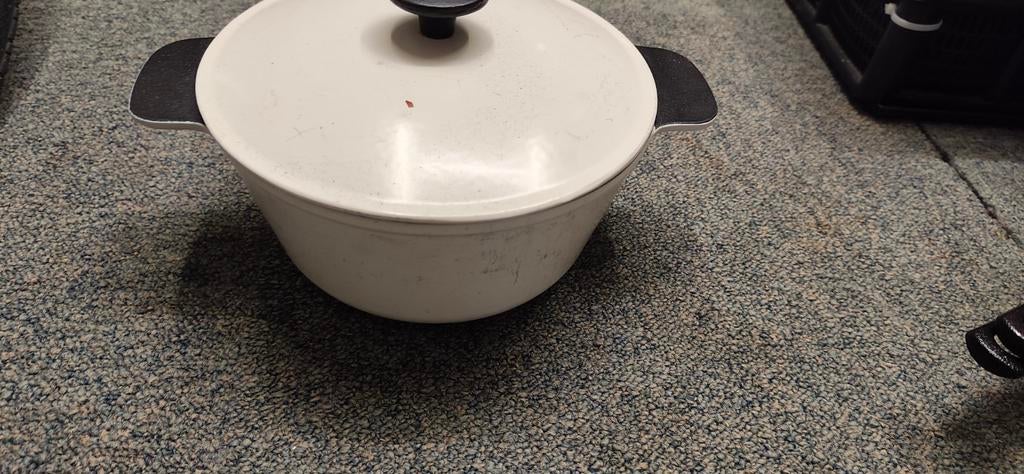 IKEA Gietijzeren Pan - Wit rond 23, Huis en Inrichting, Keuken | Potten en Pannen, Kookpan of Snelkookpan, Gebruikt, Gietijzer
