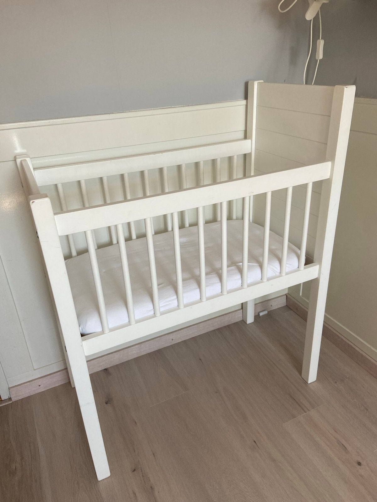 Lief wit houten babybedje, Ophalen, Gebruikt, Wieg