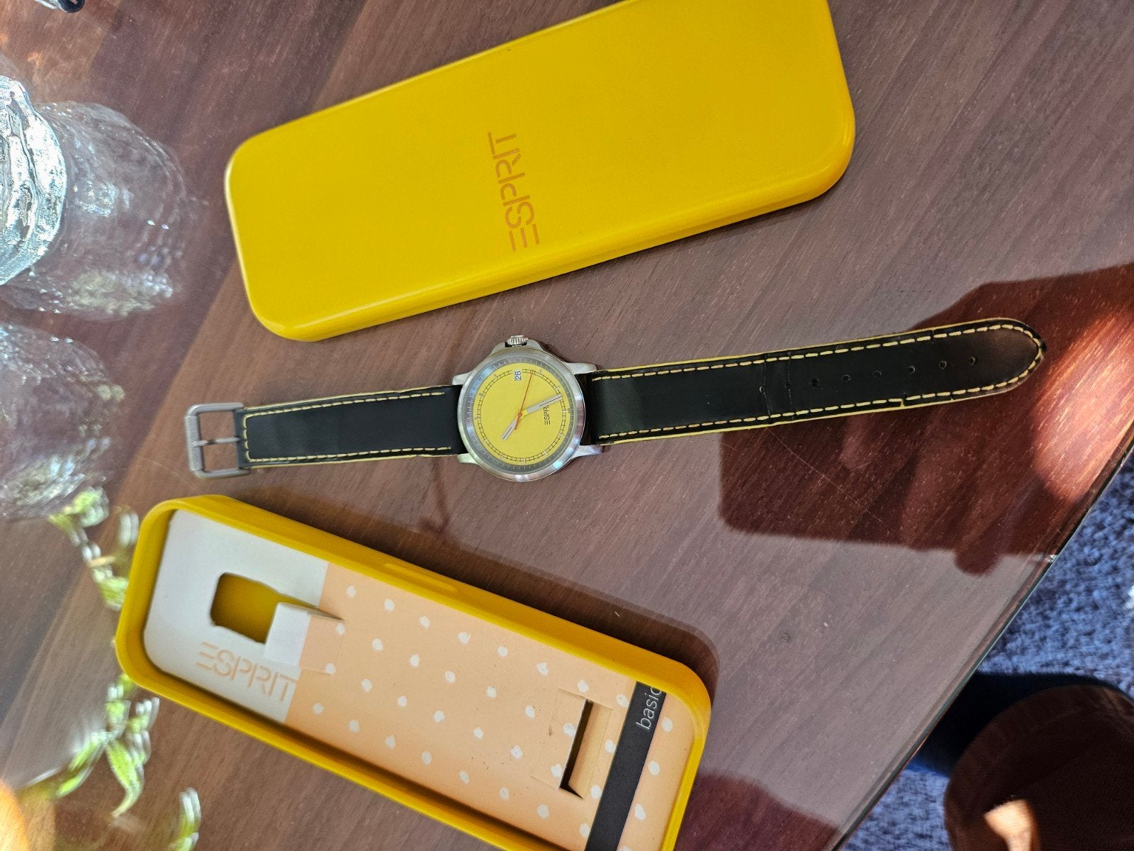 Esprit horloge met geel wijzerplaat en zwart leren bandje, Staal, Ophalen of Verzenden, Leer, Gebruikt