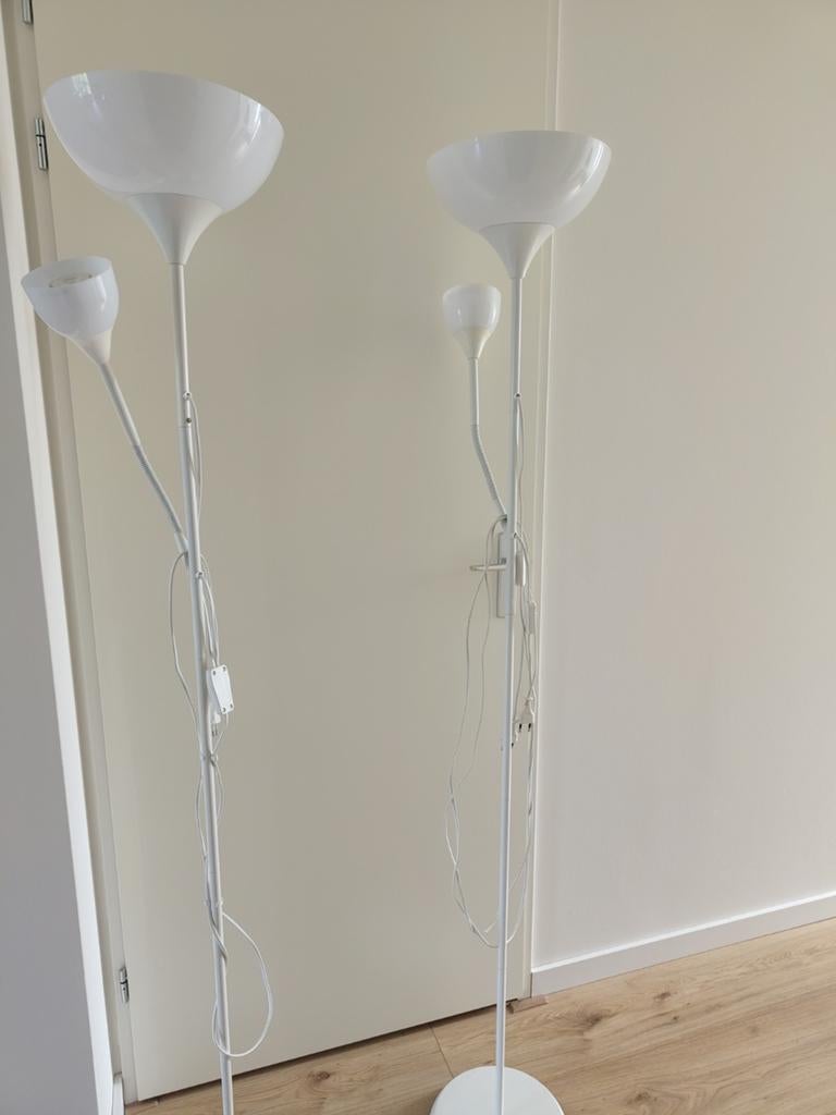 2x IKEA TÅGARP Vloerlamp met leesarm - Wit, Huis en Inrichting, Lampen | Vloerlampen, Ophalen, Zo goed als nieuw, Glas, 150 tot 200 cm