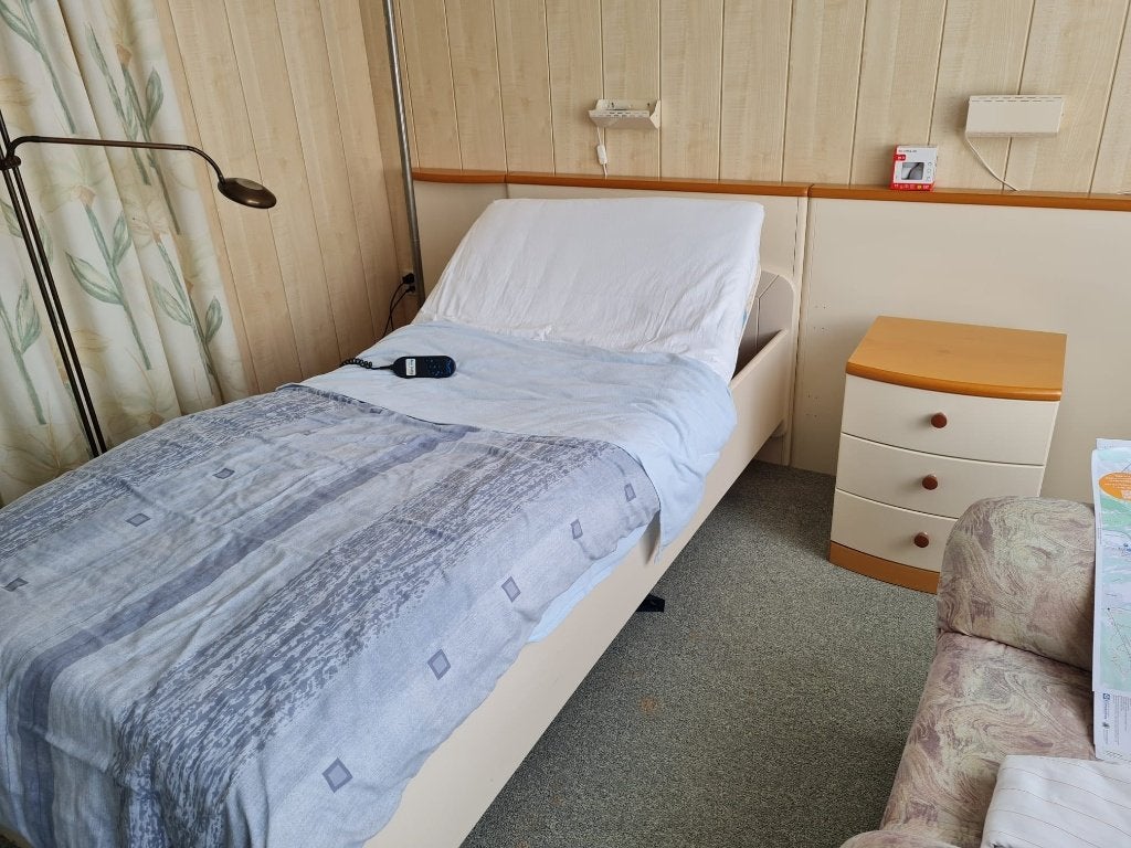 Twee electrisch verstelbare bedden met nachtkastjes & matras, Ophalen, 90 cm, Eenpersoons, Beige