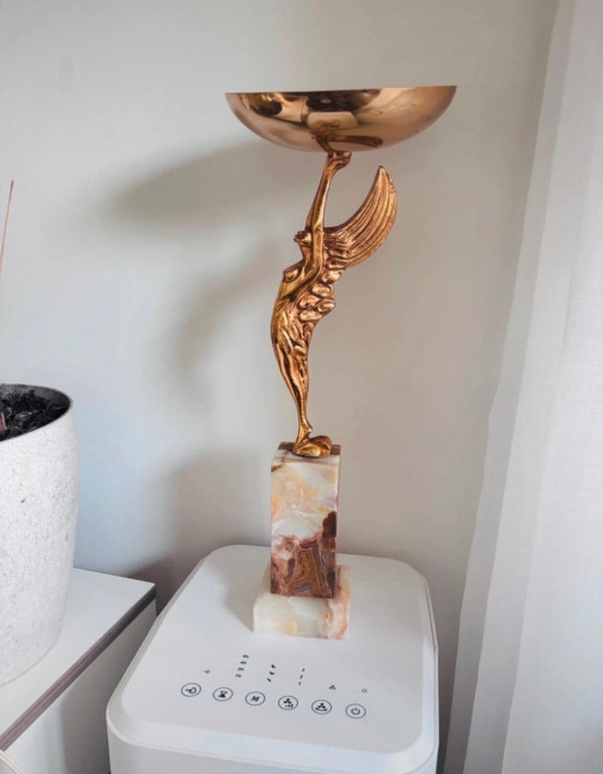 Bronzen sculptuur van gevleugelde vrouw op marmeren sokkel, Ophalen of Verzenden, Brons, 20 - 50 cm, Op sokkel