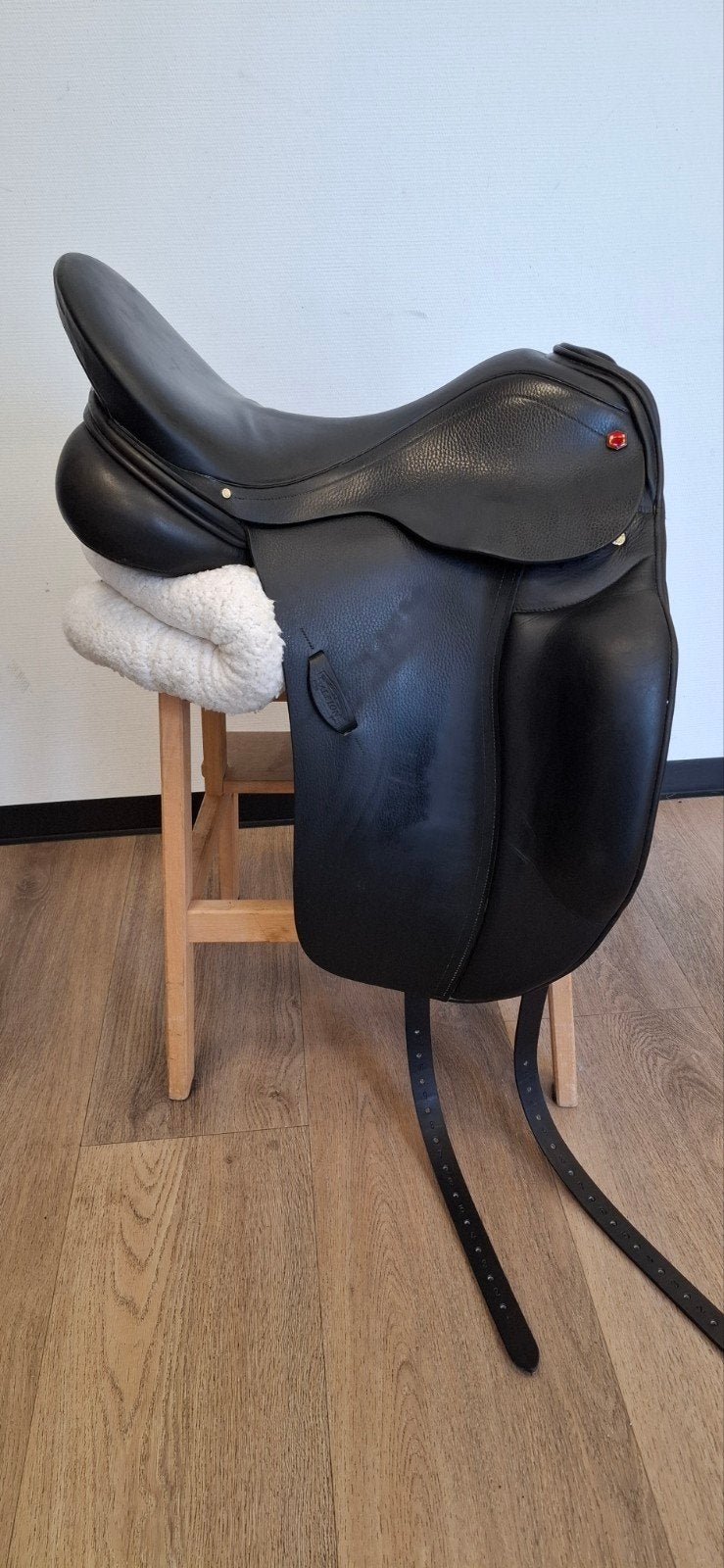 Albion Ultima Dressage dressuurzadel
Serienummer/stempel: 69, Dieren en Toebehoren, Ophalen of Verzenden, Dressuur, L (17.5 inch)