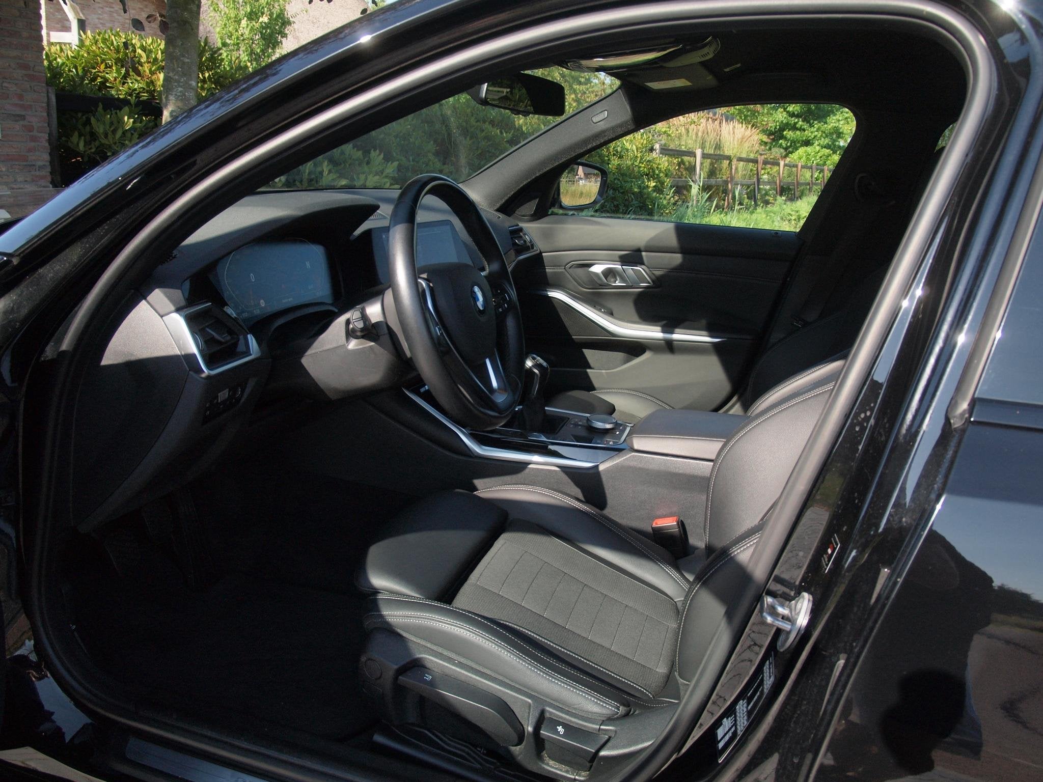 BMW 3-serie Touring 318i Business Edition | Black Optic | Ap, Auto's, 1998 cc, Gebruikt, 1535 kg, Leder en Stof