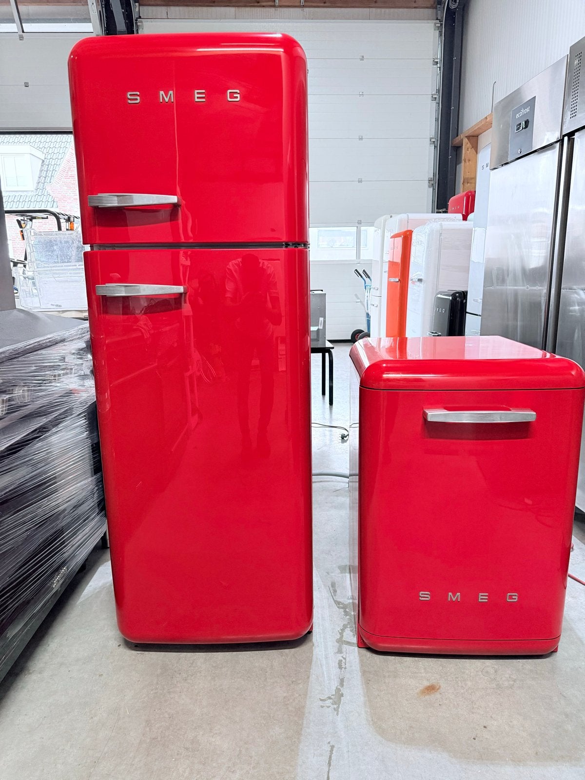 Mooie rode Smeg koelkast met bijpassende Smeg vaatwasser, Witgoed en Apparatuur, Bella, 200 liter of meer, 60 cm of meer, Met aparte vriezer
