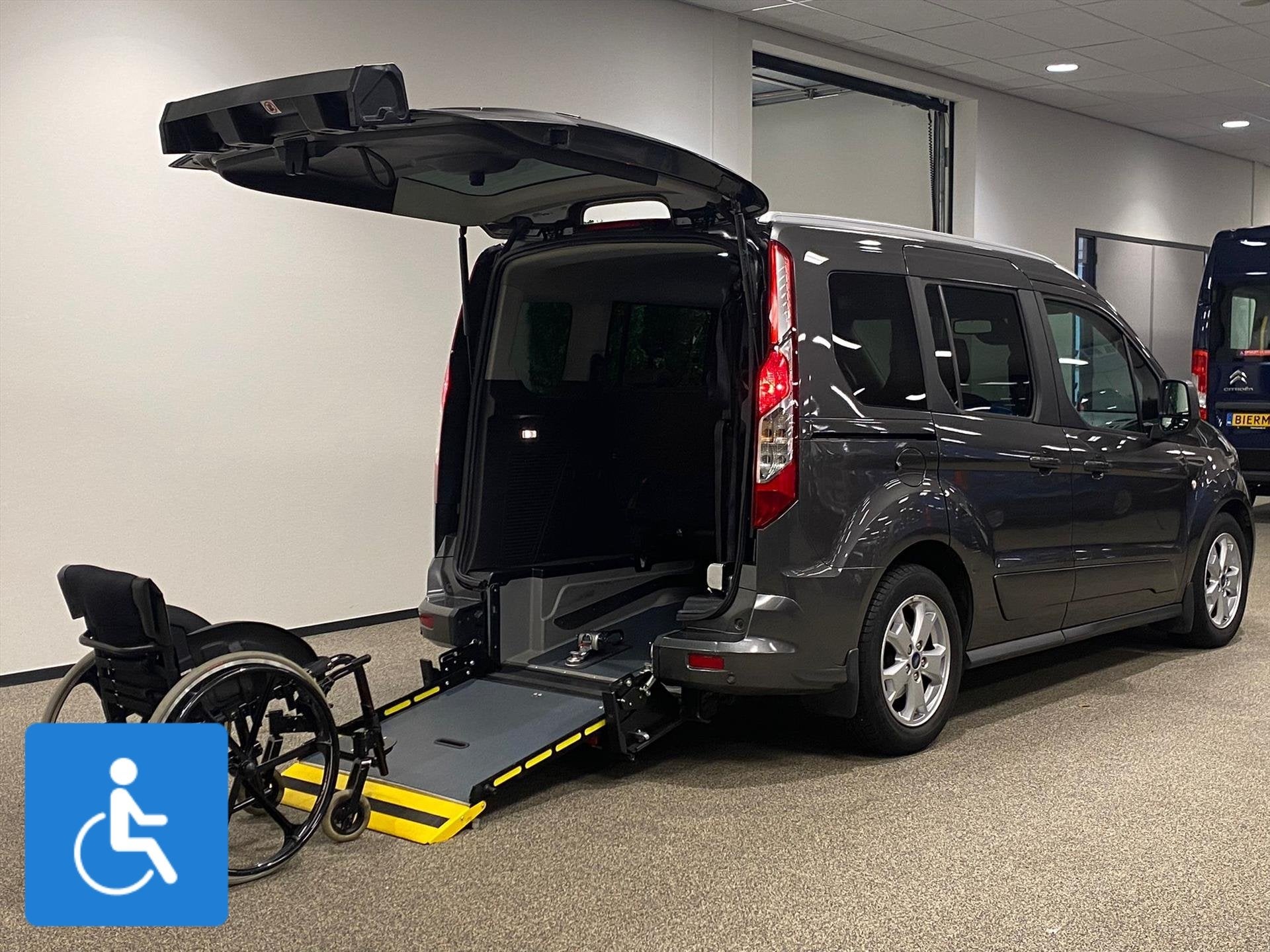 Ford Tourneo Connect Rolstoelauto 3+1 of 5+0, 12 maanden, Gebruikt, Zwart, Overige carrosserieën