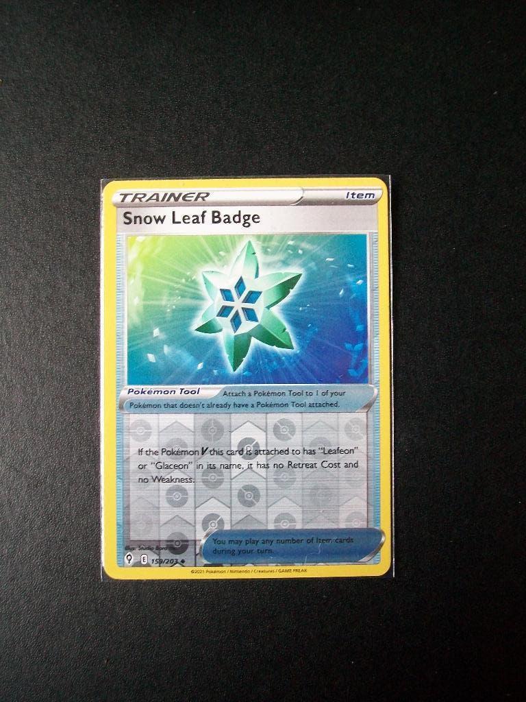 1506: Nieuwe Pokemon Kaart holofoil SNOW LEAF BADGE 159/203, Verzenden, Nieuw, Losse kaart, Foil