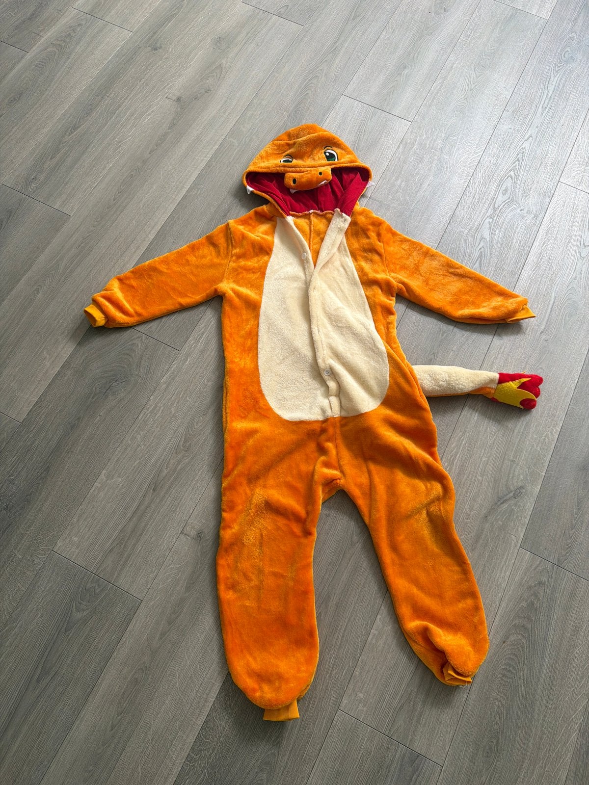 Pokémon Charmander onesie maat 128, Ophalen, Zo goed als nieuw, Jongen of Meisje, Nacht- of Onderkleding