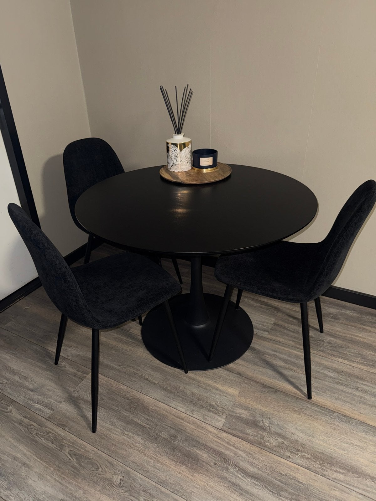 Moderne ronde zwarte eettafel + 3 zwarte eetkamerstoelen, Ophalen, Zo goed als nieuw, Rond
