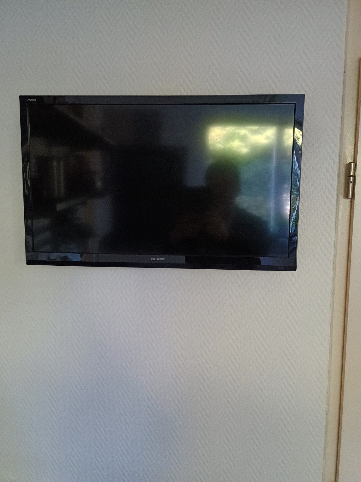 Sharp Aquos 24BI2EA   24inch, Ophalen, 50 Hz, Zo goed als nieuw, Sharp