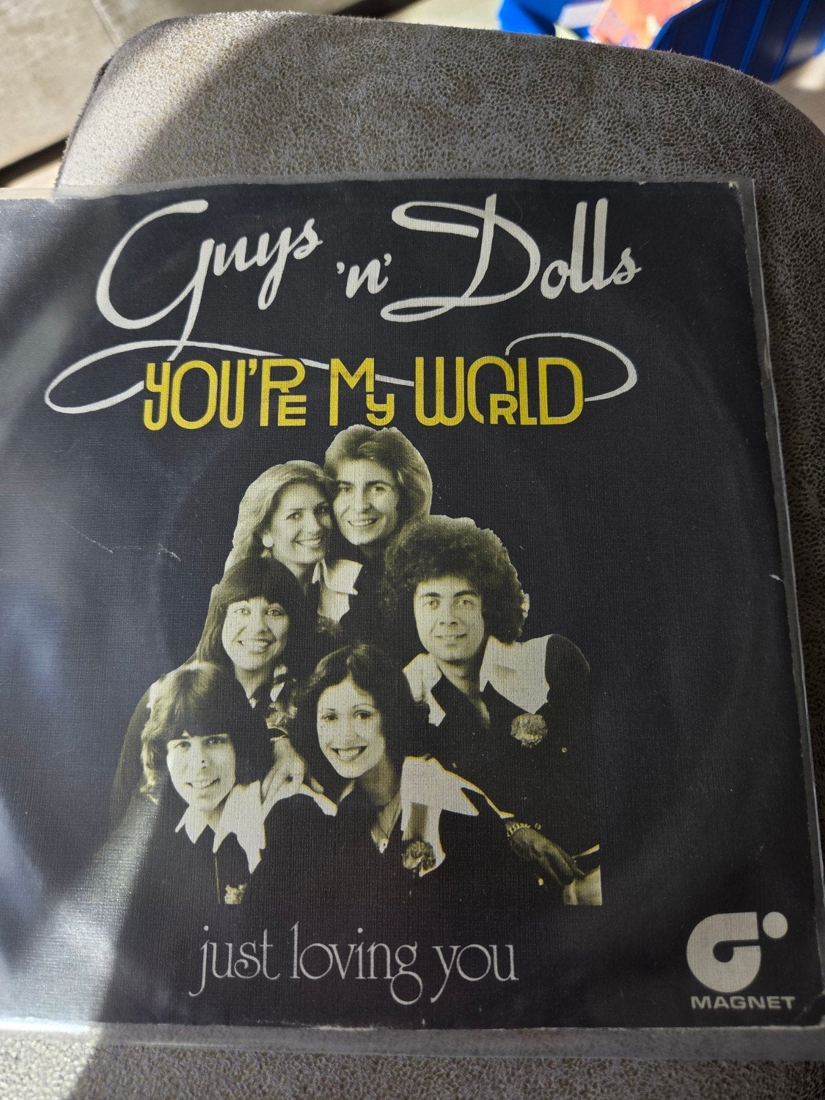 Guys 'n' Dolls - Just Loving You / You're My World (7 inch), Cd's en Dvd's, Gebruikt, Fotohoes, 7 inch, Ophalen of Verzenden