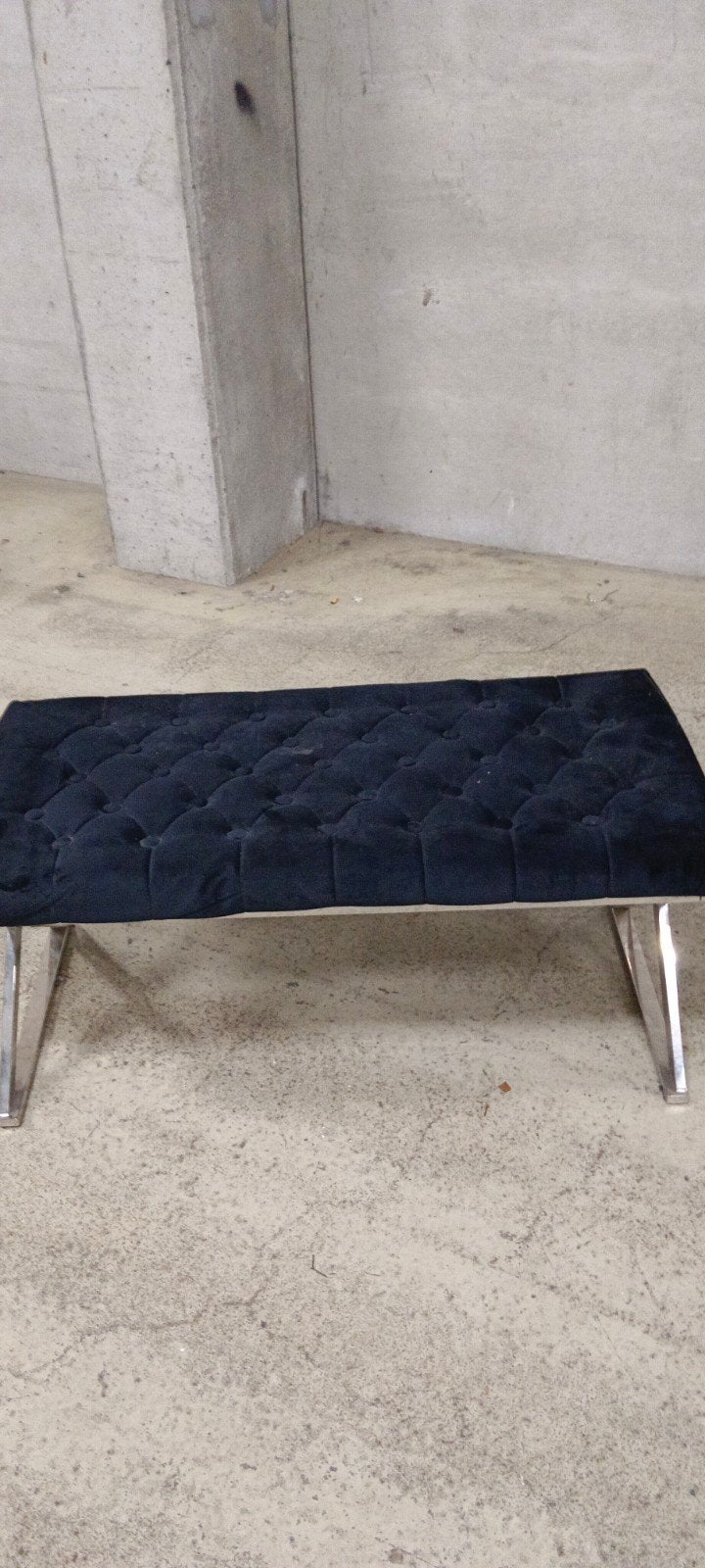 Luxe fluwelen bankje met metalen onderstel, Ophalen, Gebruikt, Modern, Luxe, Glamour, 50 tot 75 cm