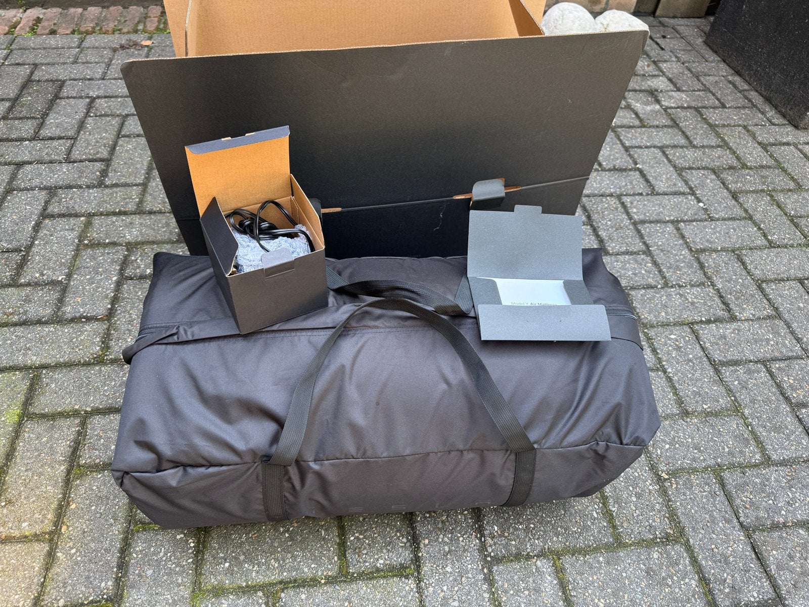 Originele Tesla Model Y luchtmatras - 1 nachtje gebruikt!, Caravans en Kamperen, Ophalen of Verzenden, Zo goed als nieuw