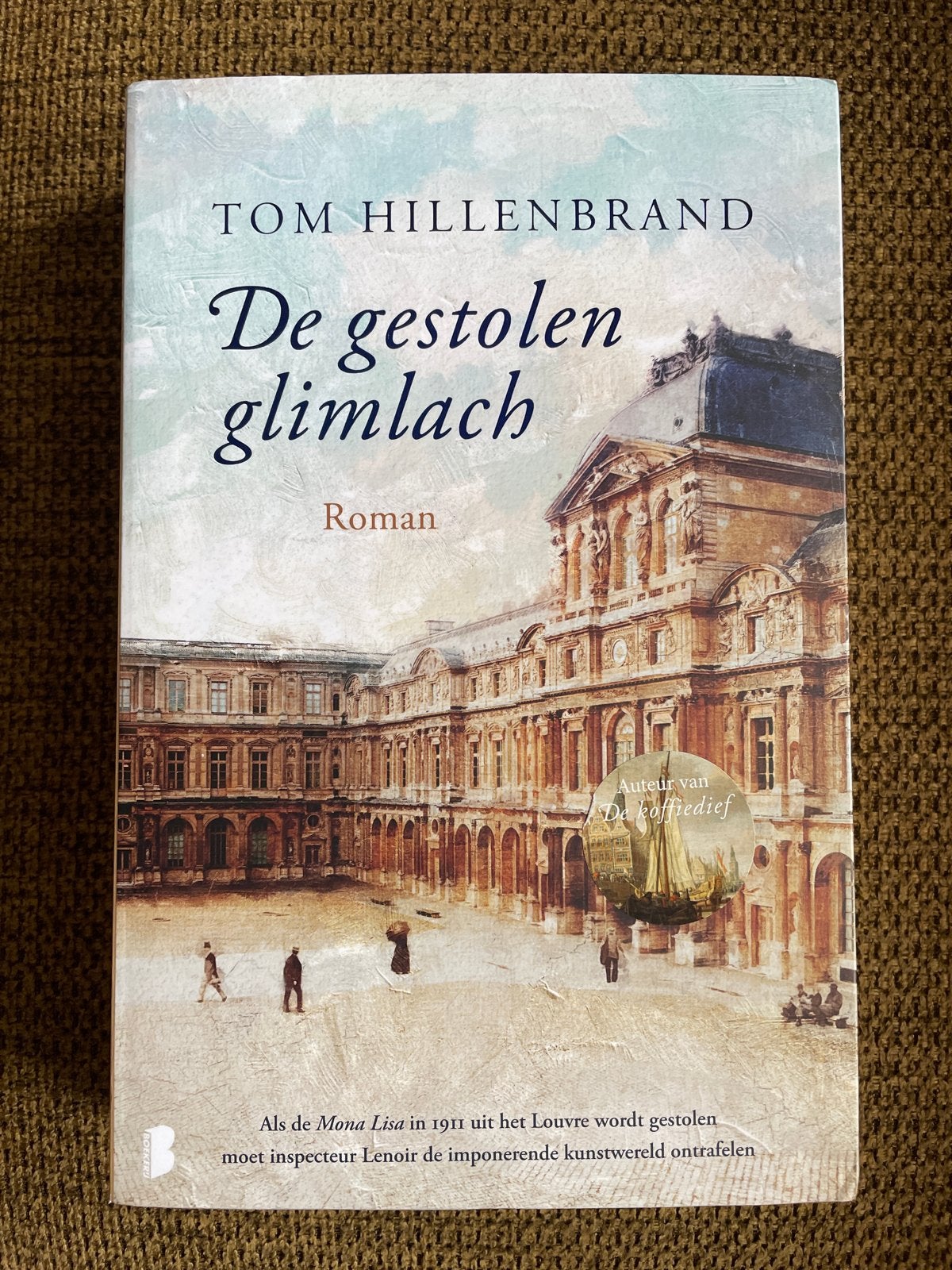 Tom Hillenbrand - De gestolen glimlach, Boeken, Ophalen of Verzenden, Zo goed als nieuw, Tom Hillenbrand