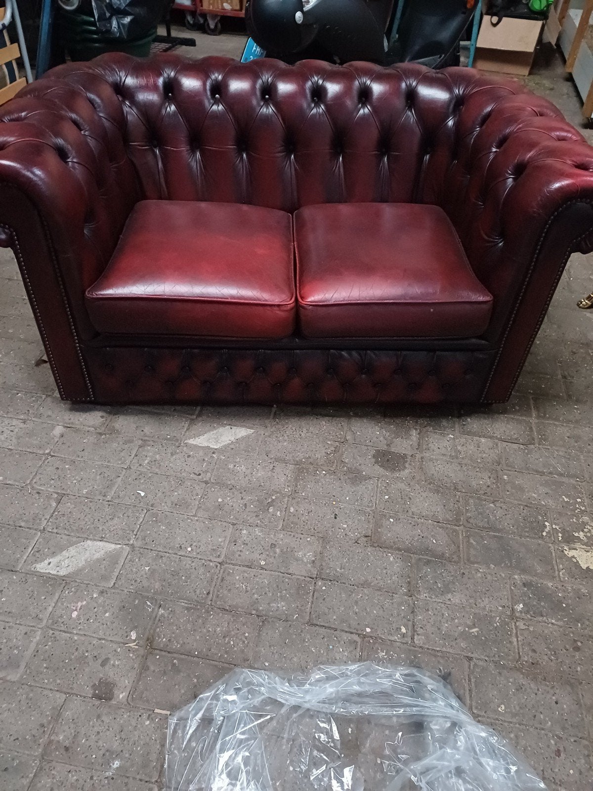 2 zits bank Chesterfield oxblood red, Ophalen, Tweepersoons, 200 tot 250 cm, Leer