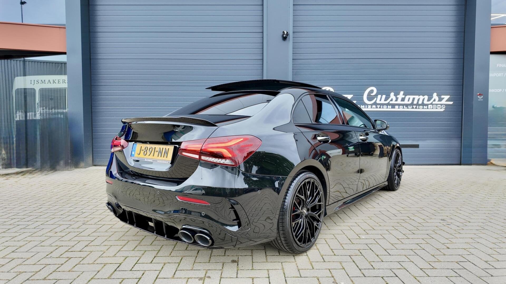 Mercedes A-klasse 180 AMG - Memory - Pano - Sfeer - Keyless, 136 pk, 4 cilinders, Zwart, Origineel Nederlands