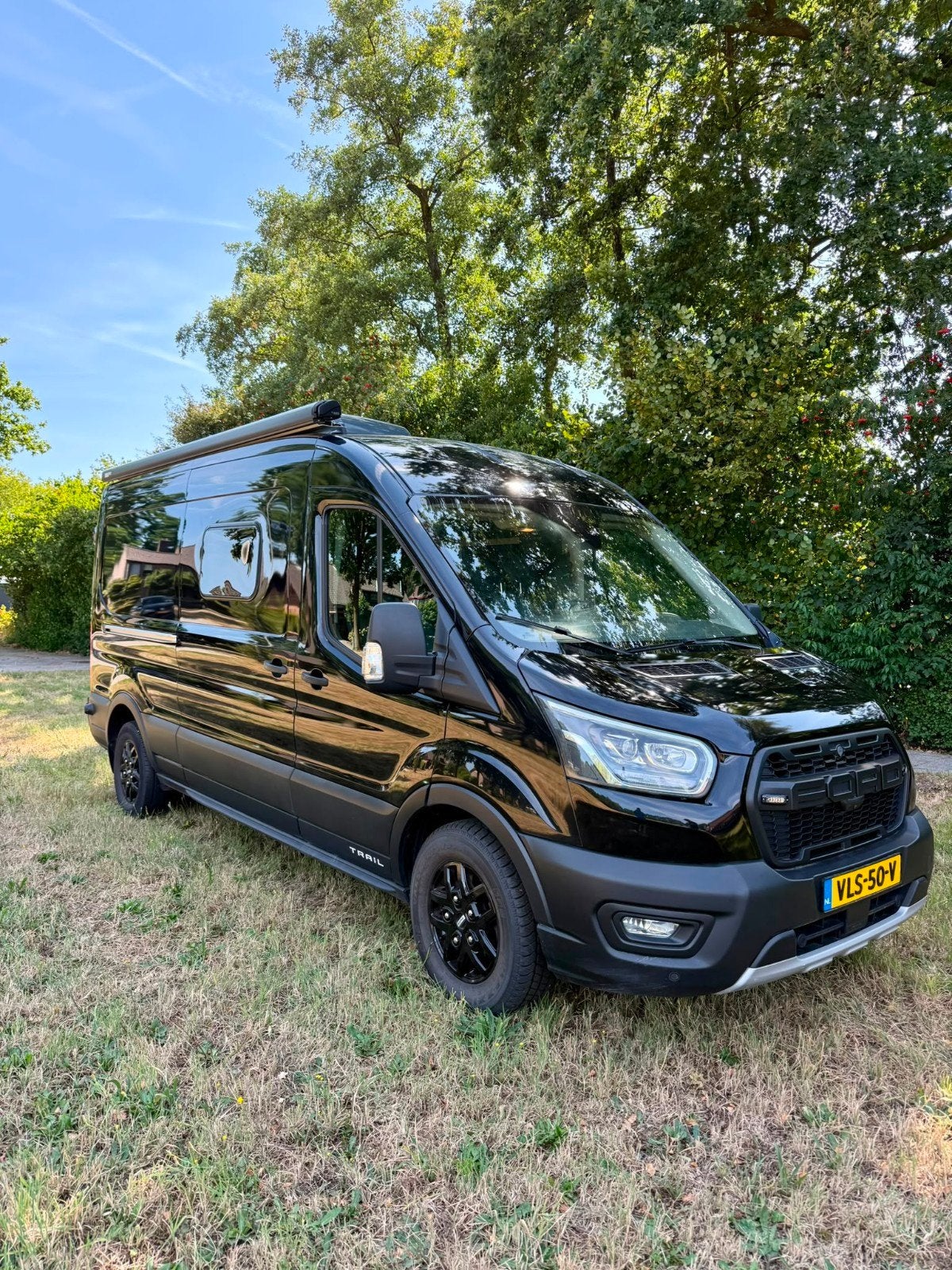 Foto 2 van Zeer nette Buscamper met nieuwe inrichting, luifel en airco